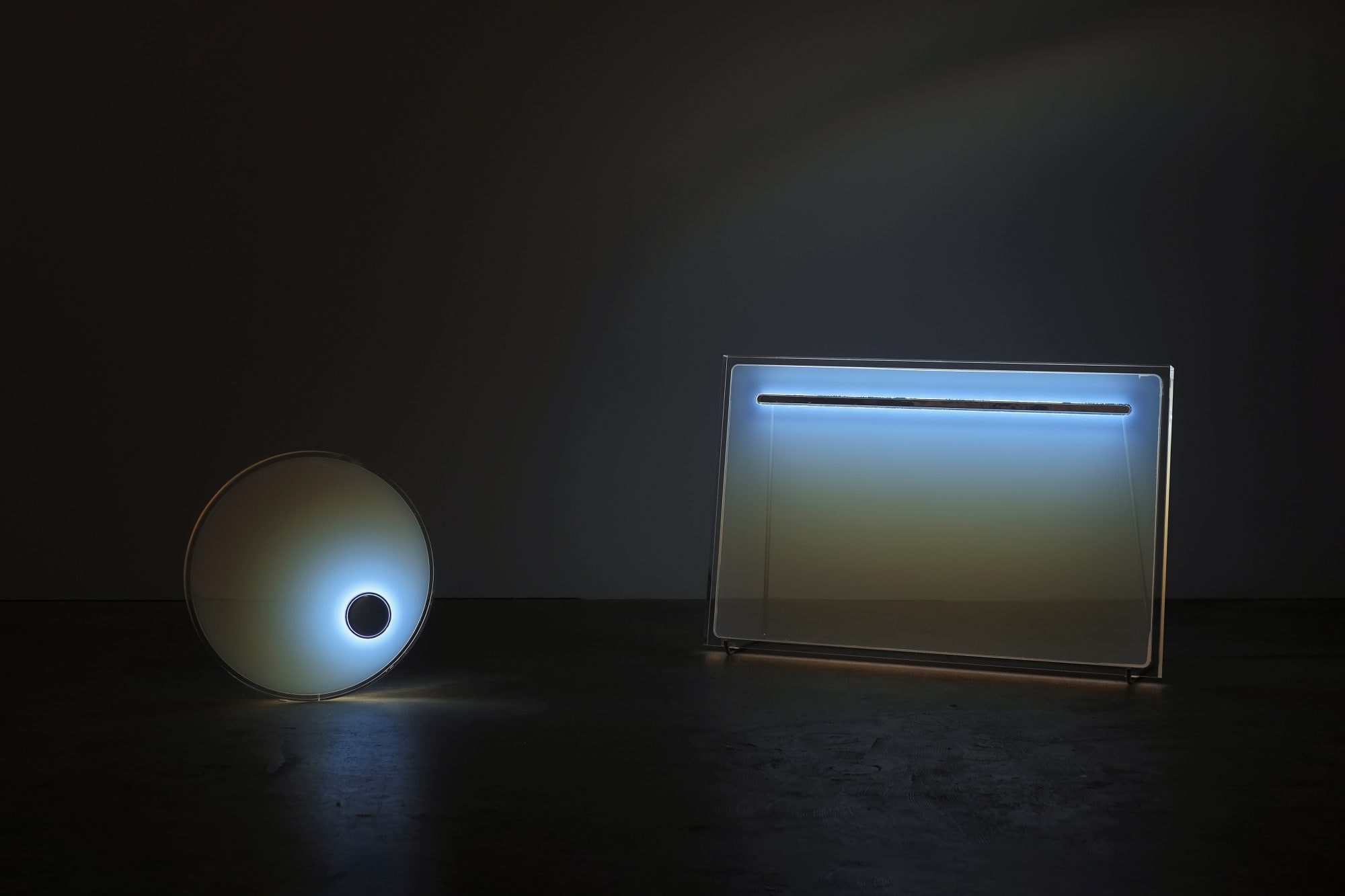 若手デザイナーの世界への登竜門である「サローネサテリテ」に出展したデザイナーの松山祥樹は、アクリル素材とLEDを用いたコレクション「Cut Out the Sky」を展示。左が「Sky Lighthouse」、右が「twilight」。夕闇が迫る時刻の空が描くグラデーションのようだ ©︎Yoshiki Matsuyama