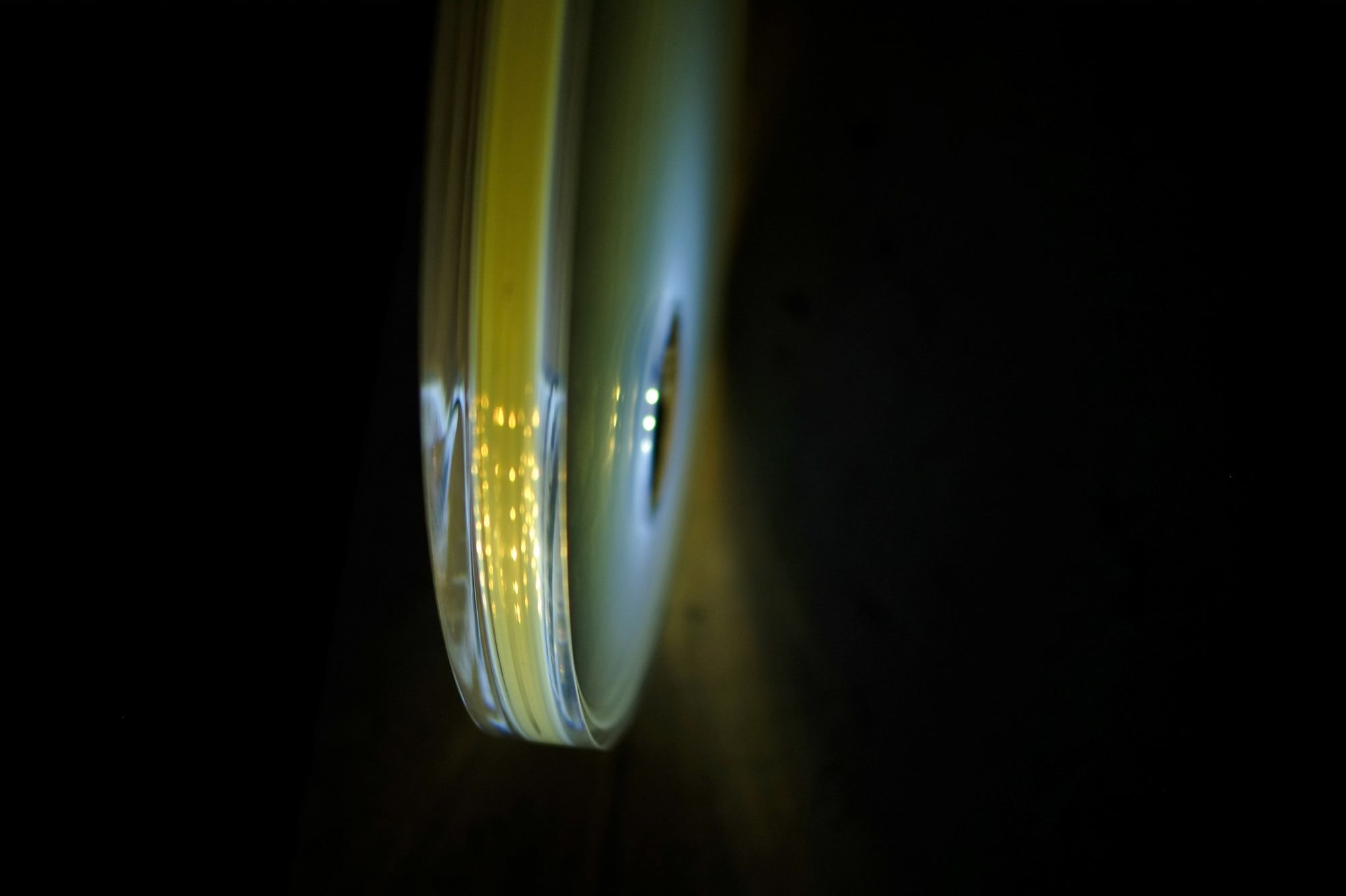 澄みわたる青空や、夕焼けに淡く染まる茜空。空に現れる色彩のグラデーションを切り取ったかのような光のオブジェは、大気中の分子に太陽光が当たると「散乱」が起きて青く見える、といった自然界の光の見え方のメカニズムを応用しているという ©︎Yoshiki Matsuyama