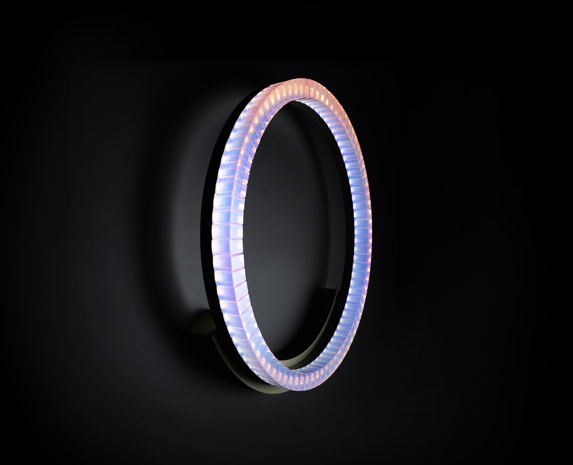 空の色を意識したのは、自然な光を再現するため。都心の華やかで過激なネオン、強烈な照明から離れ、自然の一部を身近な環境に取り入れさせてくれるかのようだ ©︎Swarovski AG