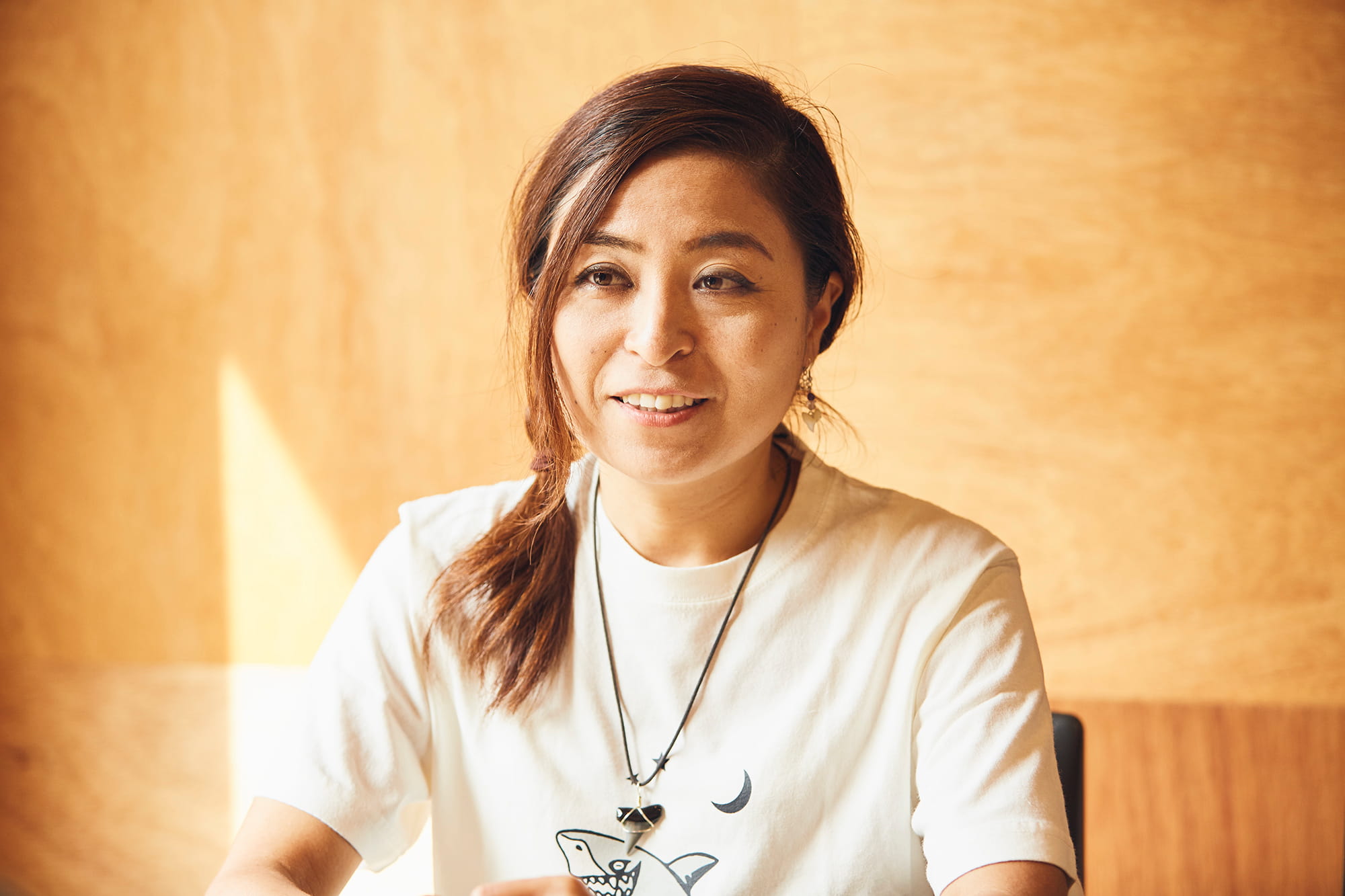 沼口 麻子（ぬまぐち・あさこ）／1980年生まれ、東京都出身。東海大学海洋学部、同大学大学院海洋学研究科水産学専攻修士課程修了。在学中は小笠原諸島父島周辺海域に出現するサメ相調査とその寄生虫（Cestoda 条虫類）の出現調査を行う。2004年から2012年までIT企業で働いた後、シャークジャーナリストとしての活動を開始。世界中のサメを取材し、鮫という生き物の魅力をメディアなどで発信している。twitter アカウントは @sharkjournalist 、Instagram アカウントは @sharkjournalist 。Facebook で「サメ好きによるサメ好きのためのサメのポータルサイト」のコミュニティを運営している。