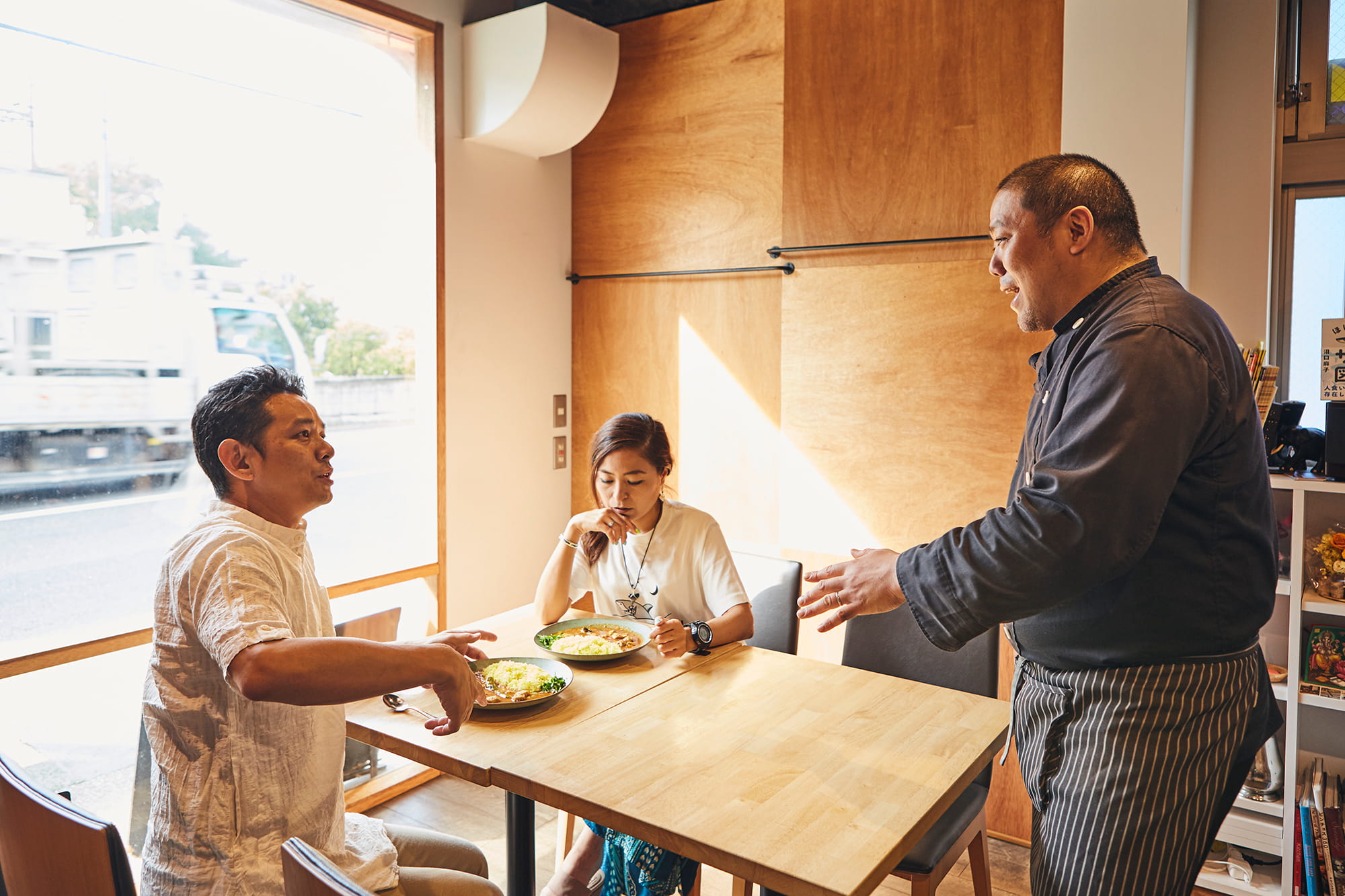 店主の菅原孝三郎（こうざぶろう）さんは、大正元年（1912年）に創業し、築地市場で長年親しまれてきた「印度カレー 中栄（なかえい）」（現在は豊洲市場へ移転）で働いた後に独立。かつて築地市場がマグロよりも鮫の卸売りで賑わっていた歴史は、沼口さんの『ほぼ命がけサメ図鑑』318ページから紹介