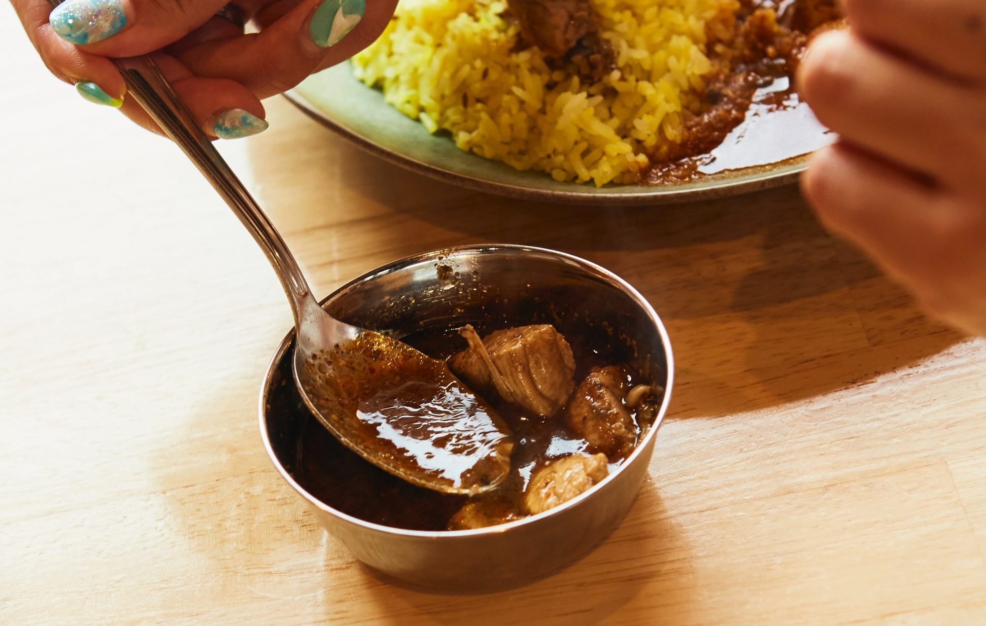 スパイスバル コザブロでは、モウカザメ（ネズミザメ）の近縁種であるアオザメを使用。鶏肉に似た風味だが、白味魚の柔らかさを併せ持つ。この週の「限定カレー」もアオザメ肉を使った一品だった