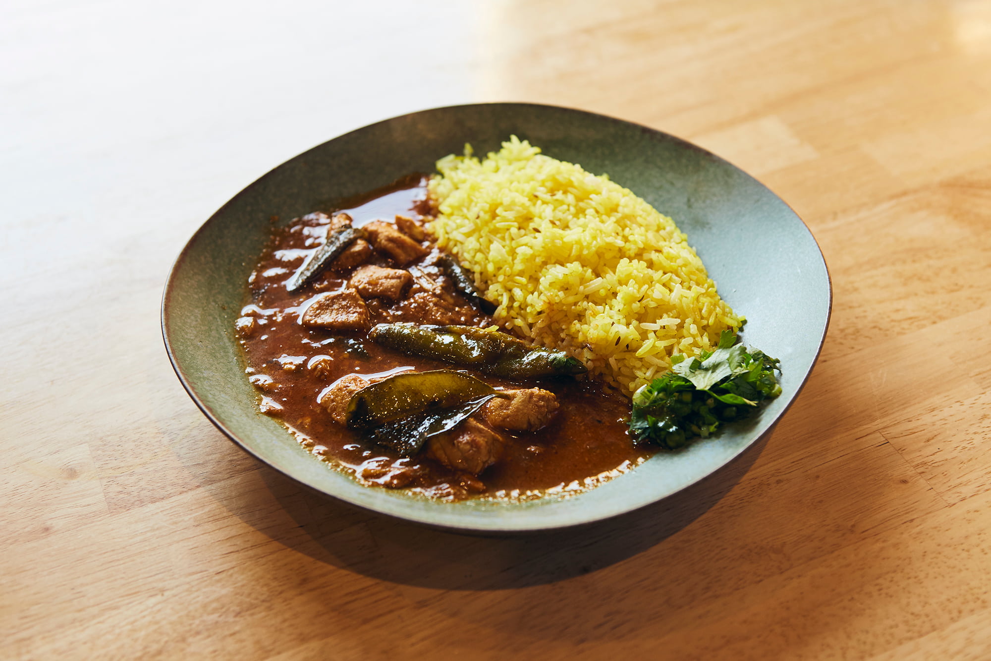 同店のメニューには、お酒を飲んだ後の “締め” として「サメのカレー」がある（他にチキン、ラムキーマ、チャナマサラほか）。レモングラスとコブミカンの葉が爽やかなアクセント。レギュラーサイズ 1,000円、スモールサイズ 700円