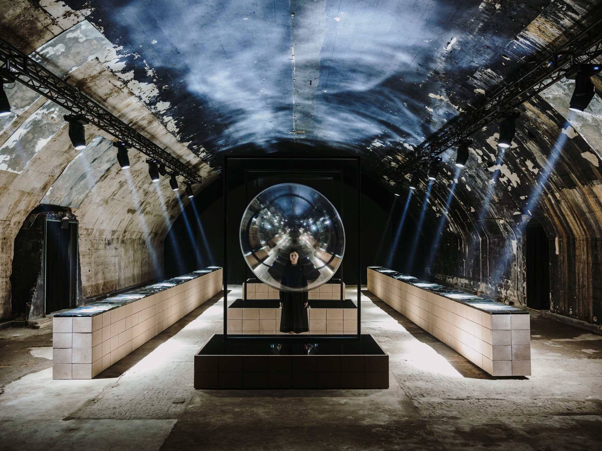 5枚の大型ガラスインスタレーションの左右両脇に、水面の波紋を演出する176枚のガラスタイルが置かれた ©︎AGC Inc.