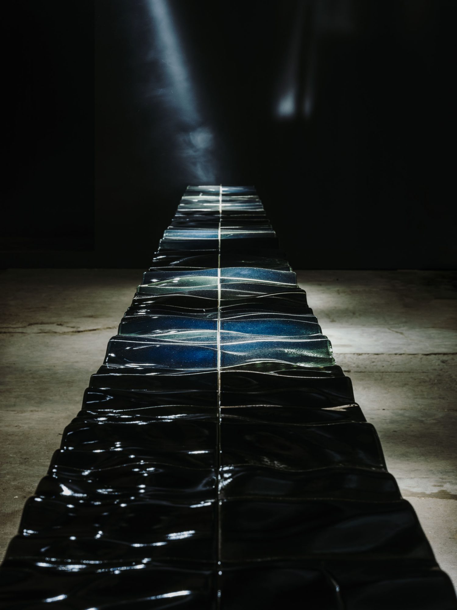 1枚あたり250mm x 250mmのガラスタイルに、人工セラミックスBrightorb®で水面の波紋を3Dプリンティングした後、釉薬をかけて焼成。収縮率を最大限に抑える再現性が高い特徴を生かし、困難とも言える静止状態の水面の波紋を緻密に再現している ©︎AGC Inc.