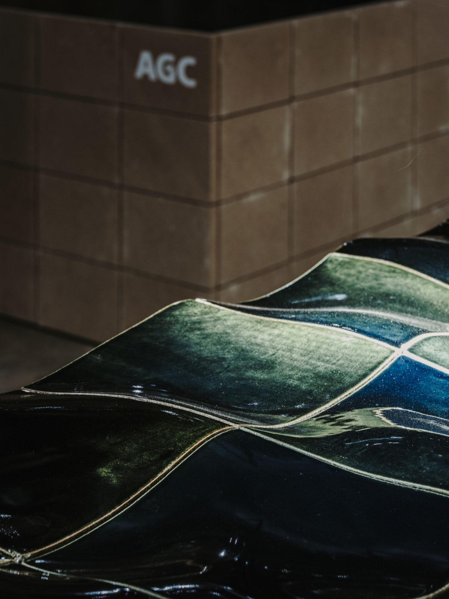 1枚あたり250mm x 250mmのガラスタイルに、人工セラミックスBrightorb®で水面の波紋を3Dプリンティングした後、釉薬をかけて焼成。収縮率を最大限に抑える再現性が高い特徴を生かし、困難とも言える静止状態の水面の波紋を緻密に再現している ©︎AGC Inc.