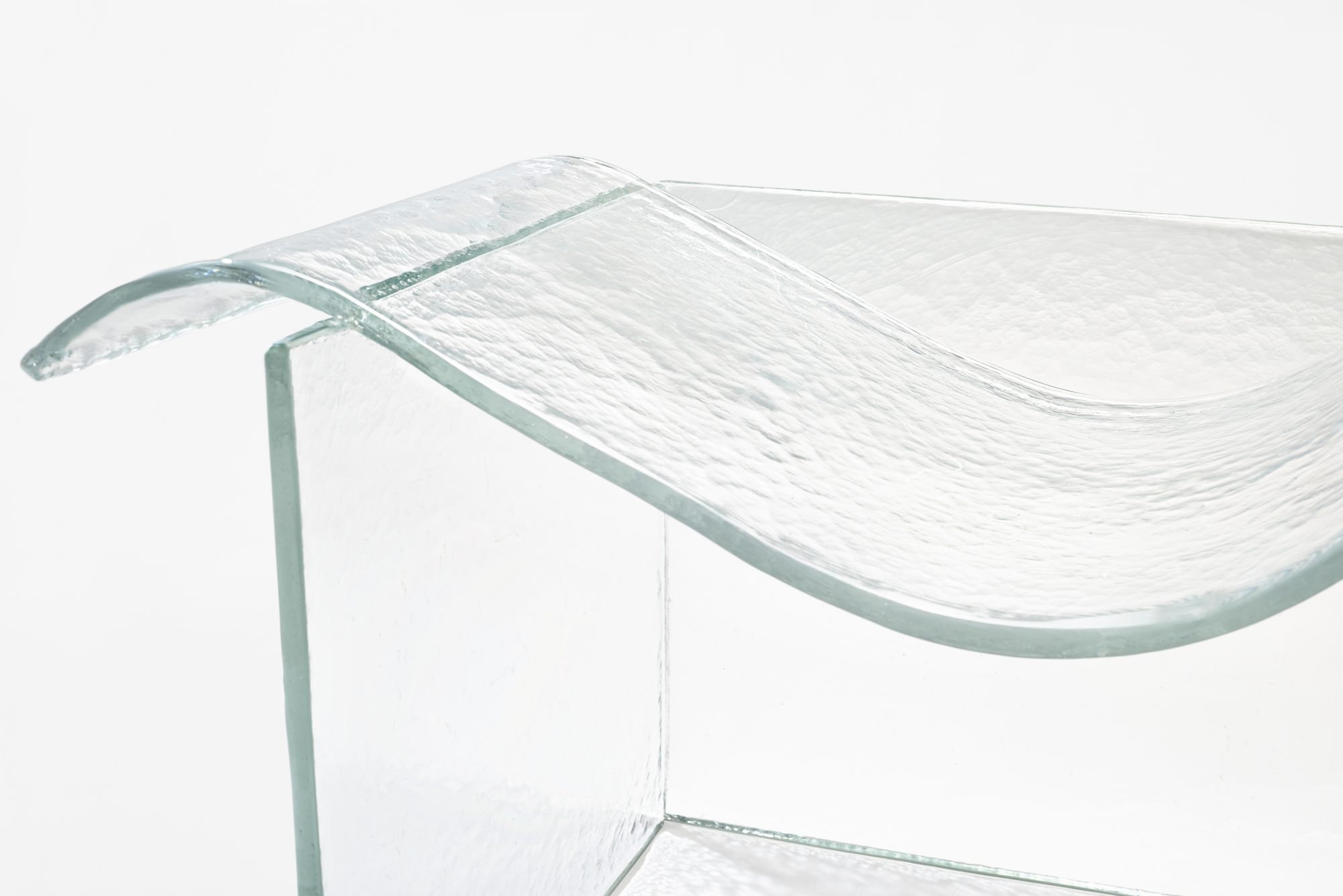 ガラスの自重と粘性によって自らの形状を生み出していることから、家具とアクセサリーのコレクションを「melt」と命名。nendoは、型から取り出した後のガラスの粘性をできるだけ生かしたデザインを手がけた ©︎Akihiro Yoshida