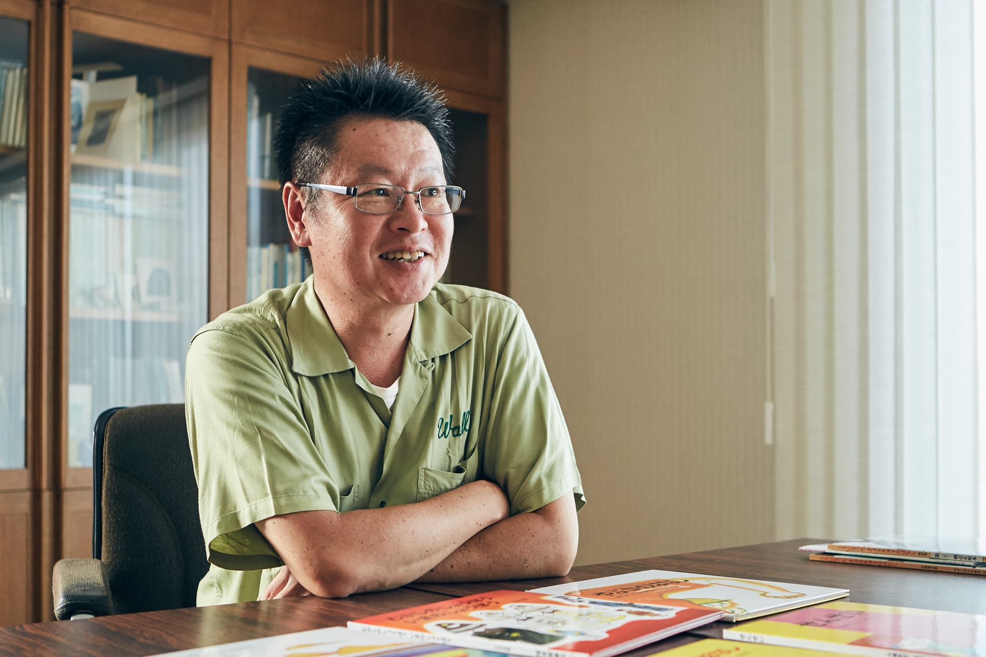 川鍋雅則（かわなべ・まさのり）／1964年埼玉県生まれ。月刊科学絵本「かがくのとも」9代目編集長。2015年12月から現職。昆虫、植物、遊び、乗り物などノンフィクションの多岐にわたるテーマを取り上げ、山へ昆虫の観察に行った翌日には海へフェリーの取材に行くなど、いつでもどこでもフットワーク軽く出かけていく日々