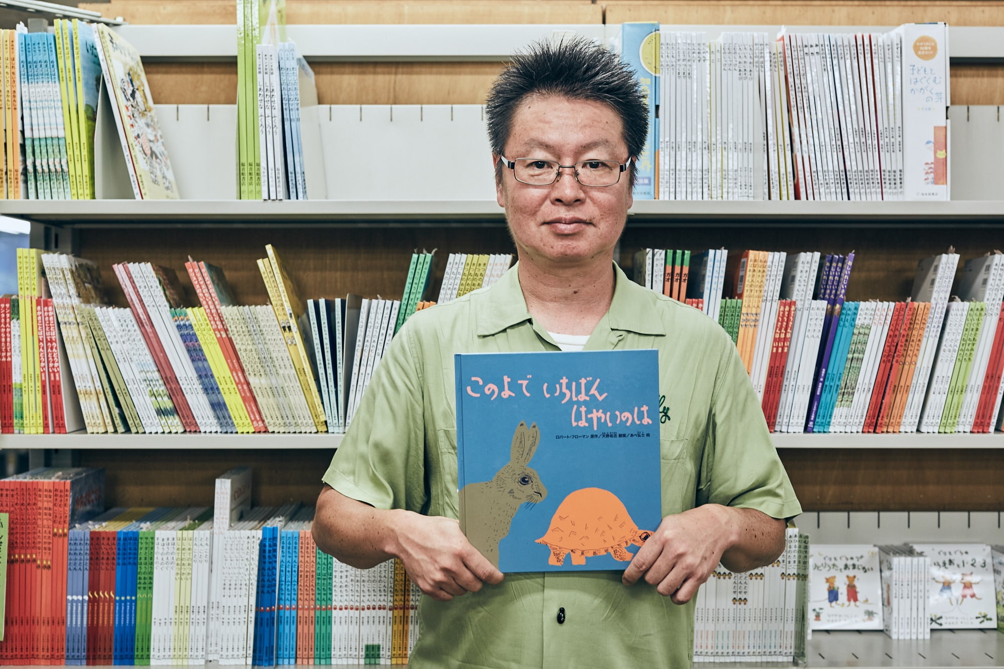 川鍋さんオススメの絵本『このよで いちばん はやいのは』ロバート・フローマン 原作／天野祐吉 翻案／あべ弘士 絵。チータよりも、新幹線よりも、ジェット機よりも、音よりも、光さえよりも「速いもの」って？