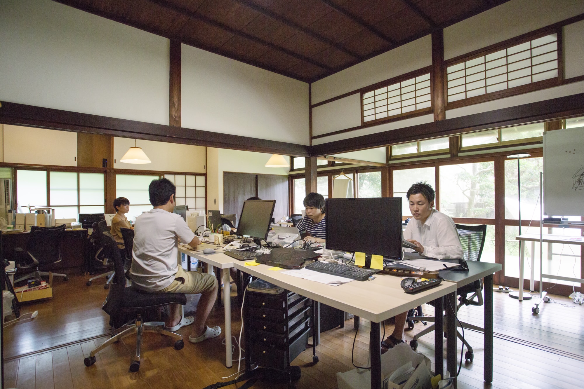 鎌倉にある築100年の古民家を改装したinahoのオフィスに集うスタッフたち。ハードウェア、ソフトウェアのエンジニアを中心に、精鋭が揃う