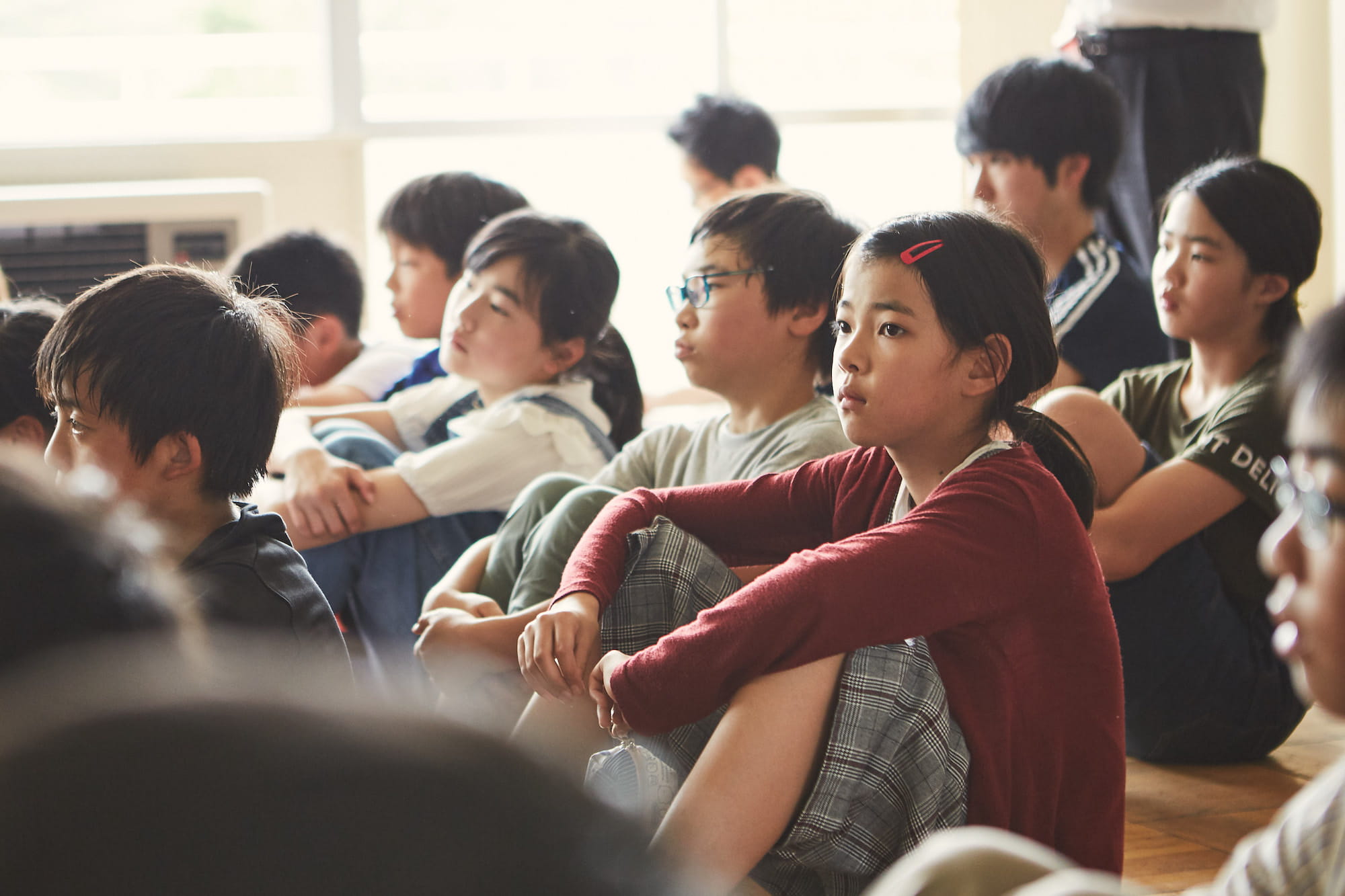 2校で行われたワークショップのタイトルは「青色の日光写真で御代田の自然をプリントしよう!!」。講師は進藤博信（浅間国際フォトフェスティバル 副実行委員長／株式会社アマナ代表取締役社長兼グループCEO）が務めました