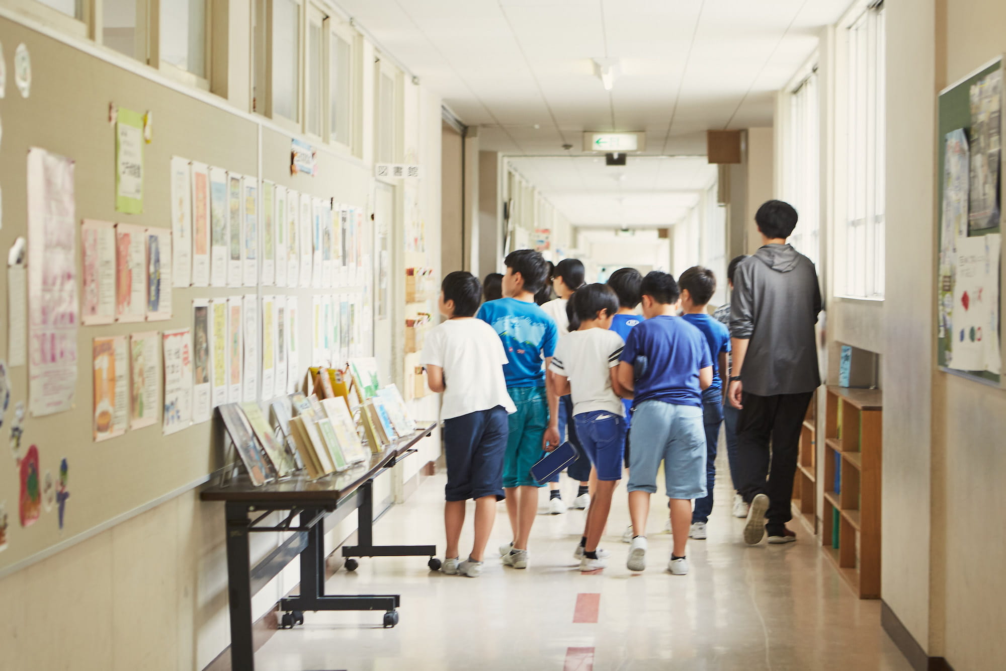 2校で行われたワークショップのタイトルは「青色の日光写真で御代田の自然をプリントしよう!!」。講師は進藤博信（浅間国際フォトフェスティバル 副実行委員長／株式会社アマナ代表取締役社長兼グループCEO）が務めました