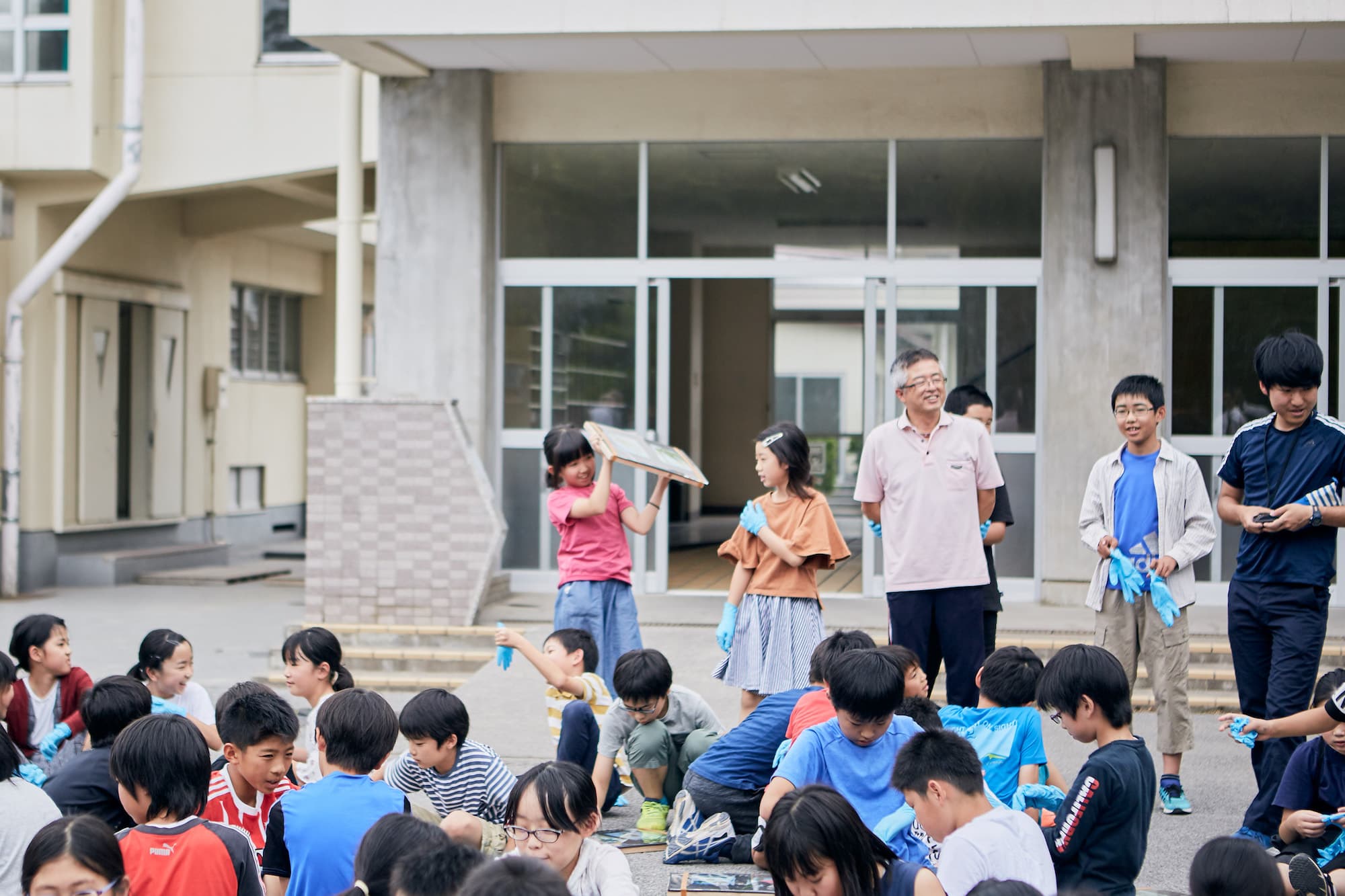 感光すると、青くなっていく印画紙。すっかり青くなったら、教室に戻ってアクリル板を外します