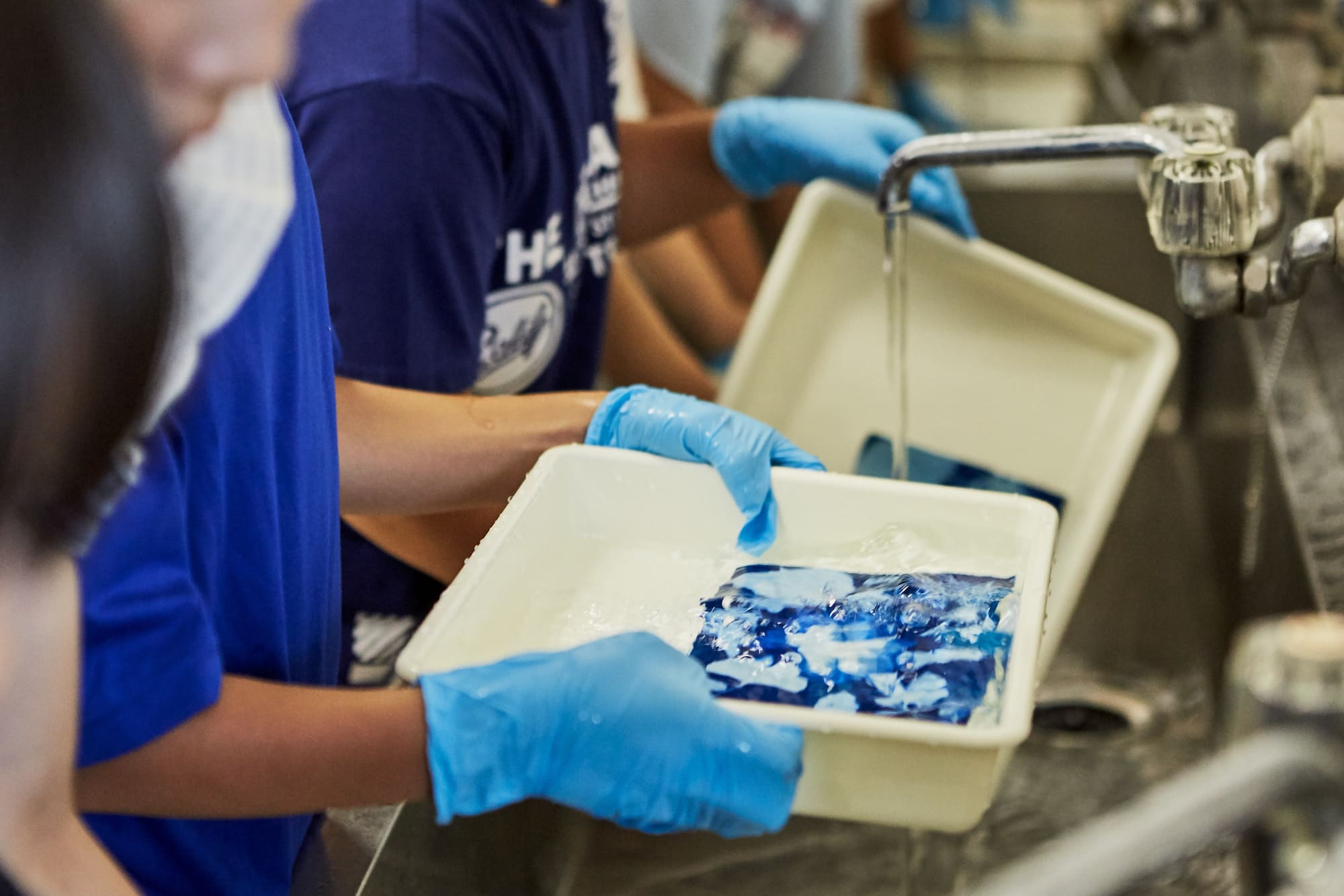 バットに入れて、水道水でよく洗い流します。ペーパーに挟んで、水気を切ったらでき上がり。PHOTO MIYOTAのメイン会場でも飾られています