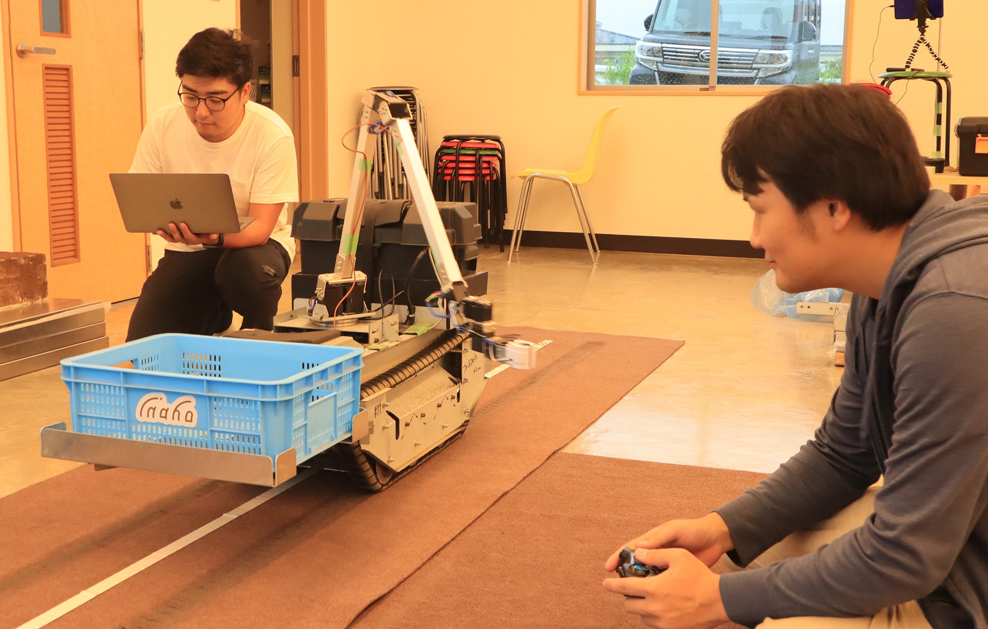 AIによる画像認識、狭い農場内を走る自律運転、それにロボットアームなどのテクノロジーを連携させるため、いまも日々、細かなチューニングを重ねている