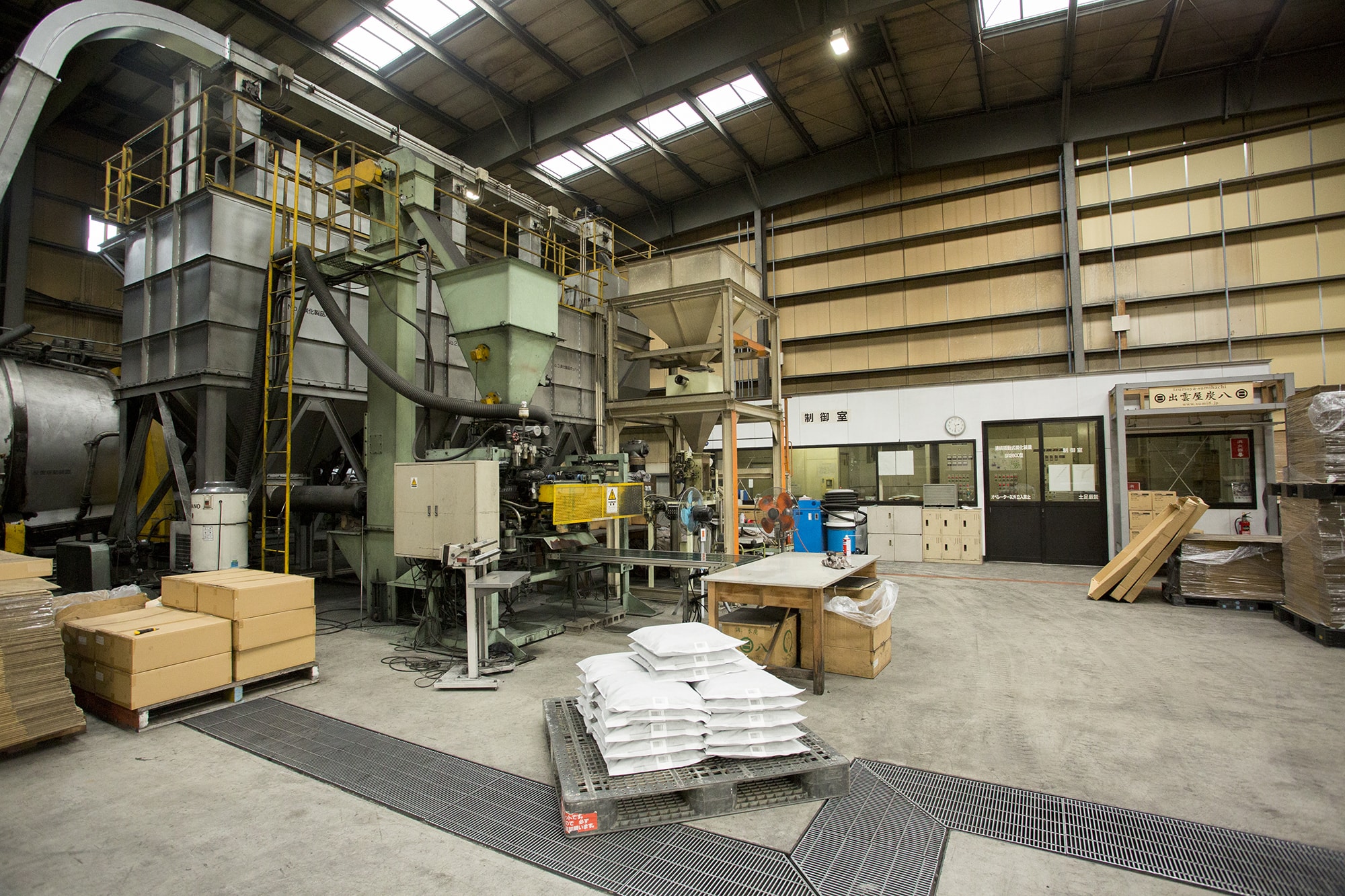 2001年に完成導入した、曉技研製の炭化炉。1時間で廃材約2.5tが炭に変わる。直接水をかけない間接冷却により、調湿に適した良質な炭が生み出されるという