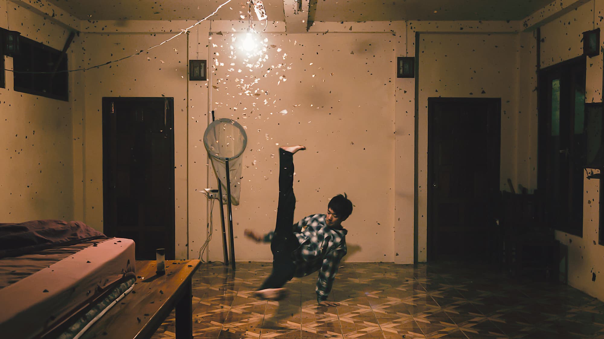 岡 篤郎＋小林真大「MAO MOTH LAOS」 世界で最も多い種類の蛾が生息していると言われるラオス。父親から蛾の美しさを教わった小林は、標高1,400mの村で、フィールド研究者として、ブレイクダンサーとして活動している