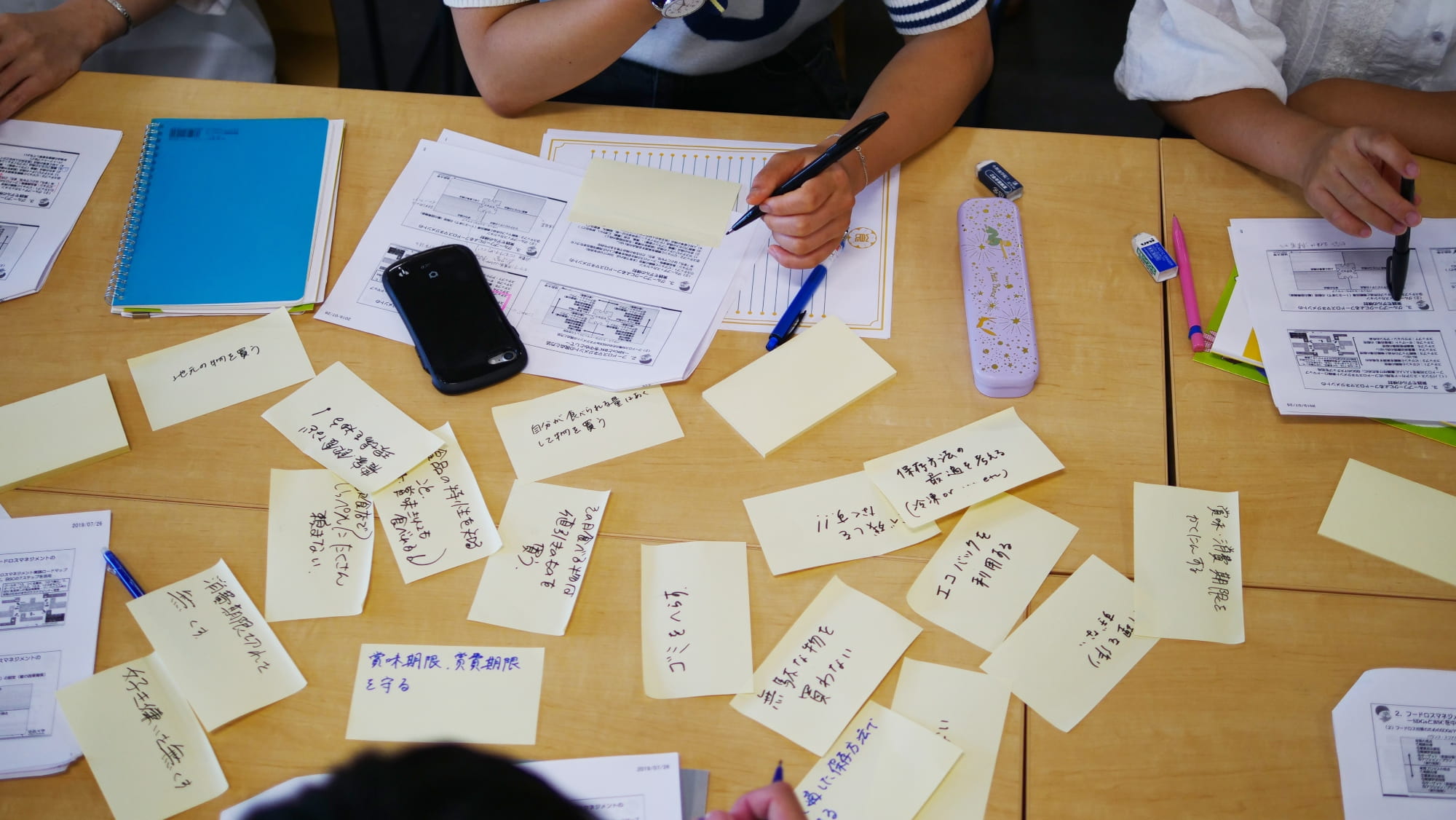 ワークショップ風景。初対面の人たちと、食についての意見を交わしていく （写真提供／株式会社honshoku）