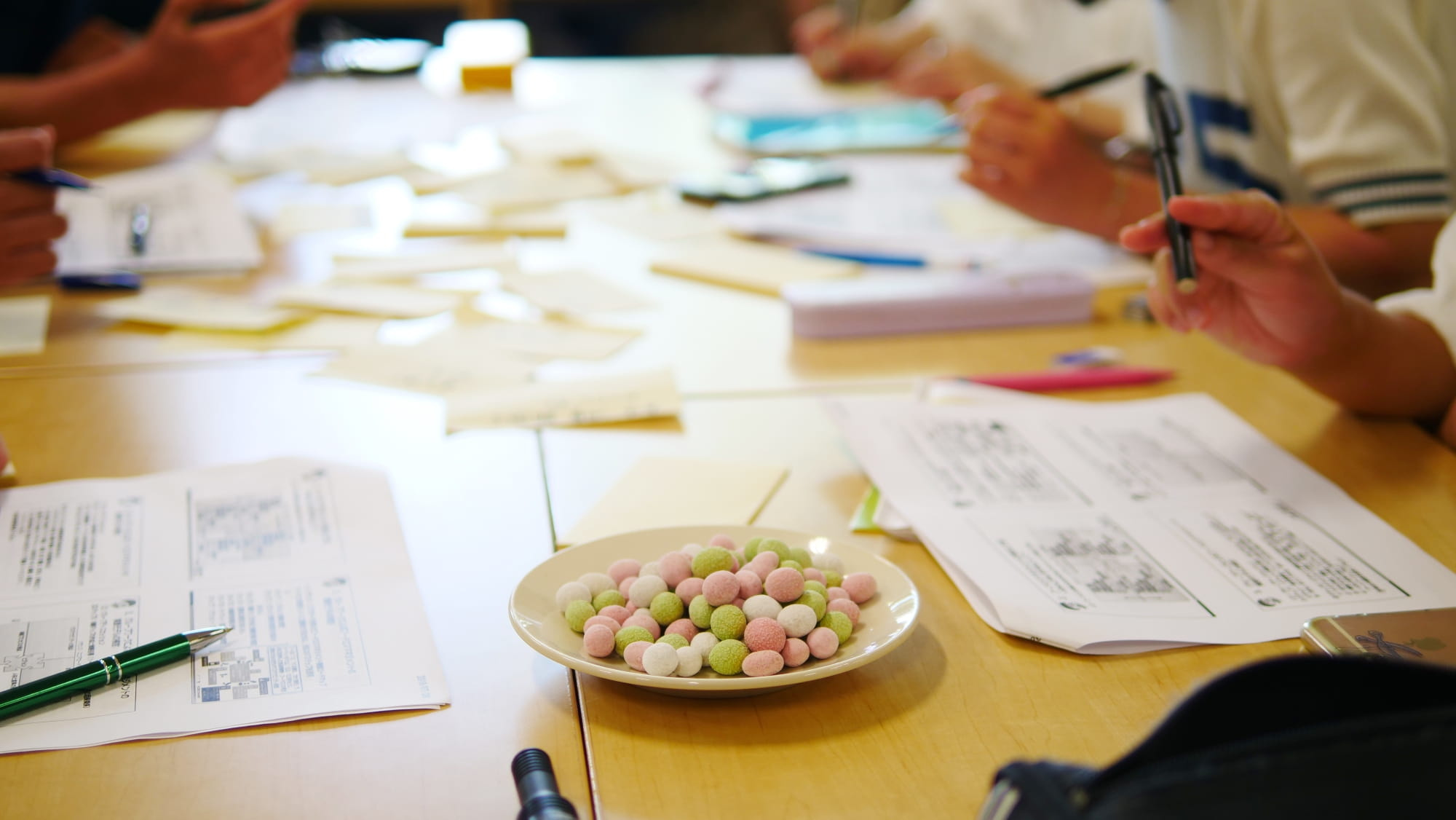 フードロスの学校で提供されるおやつは、もちろんフードロスを意識している。この日のおやつは規格外品や生産余剰品などを消費者につなぐ「ロスゼロプロジェクト」の豆菓子（冨士屋製菓本舗製造）。企業は廃棄コストを売り上げにでき、消費者は安価に購入できる。また、売り上げの一部は途上国へ寄付される （写真提供／株式会社honshoku）