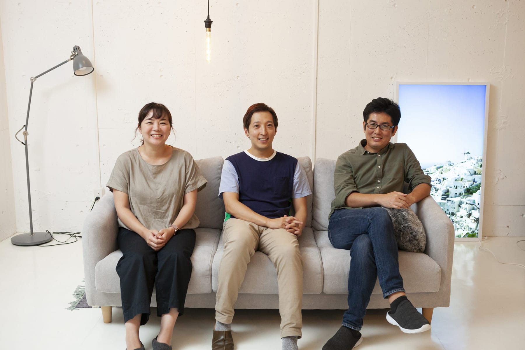 姜氏の妻でデザイナーの垂井洋子氏、姜氏、共同創業者の中野氏