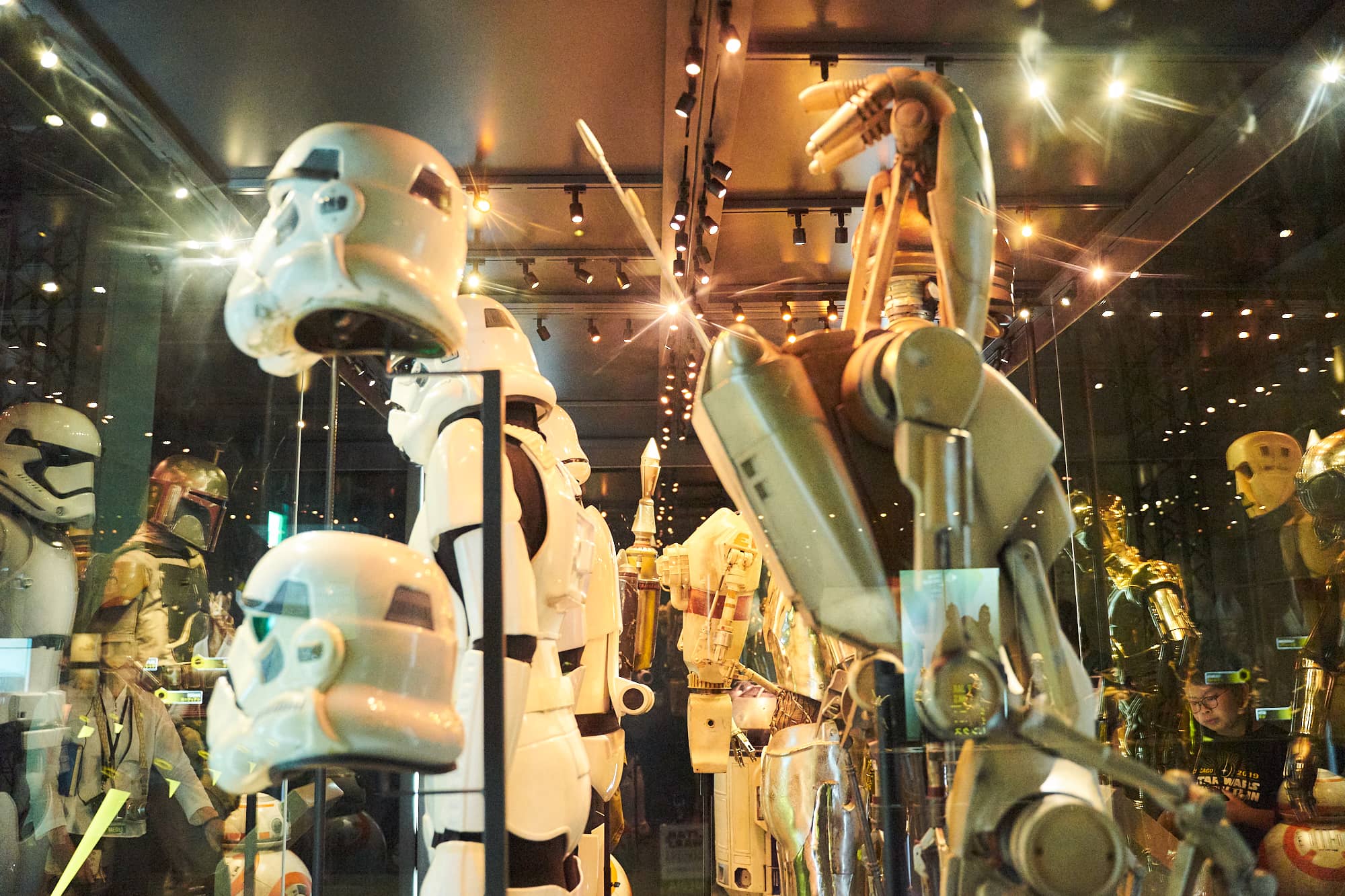 左側は歴代作品のストーム・トルーパーの衣裳（老化の早いクローン・トルーパーの退役後、帝国軍に配備された人間の兵士）、右は『エピソード2／クローンの攻撃』（2002年）でジェダイたちを苦しめたバトル・ドロイド（中央制御と自律制御の双方に対応するロボットの兵士）