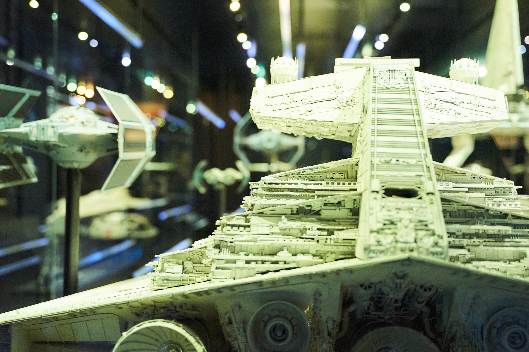 「インペリアル級 スター・デストロイヤー」は、全長1,600m、乗員定員9,700名という設定の超弩級宇宙戦艦