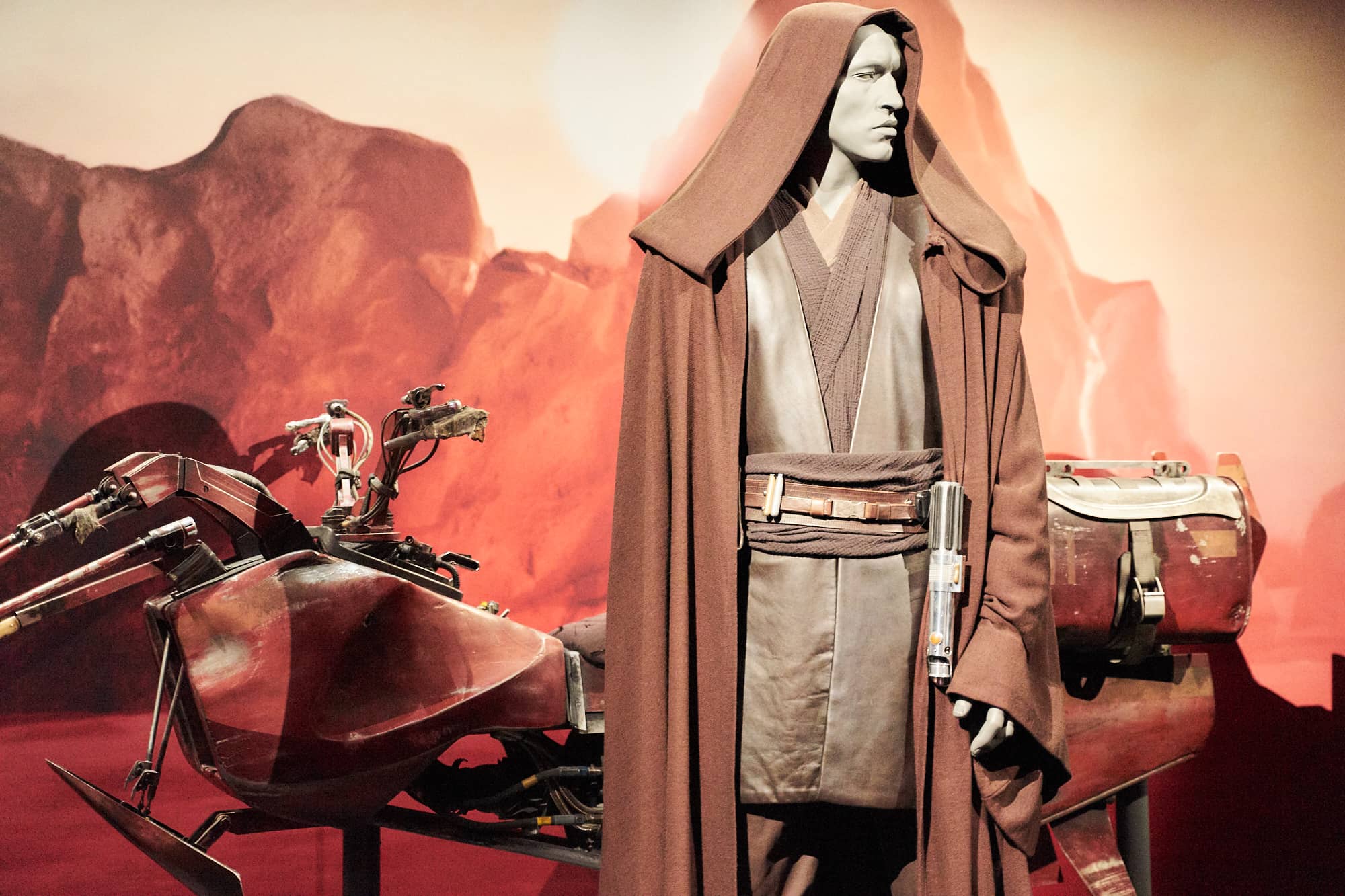 『エピソード1』から『エピソード3／シスの復讐』（2005年）までは、アナキン・スカイウォーカーが少年から大人へ、銀河の自由と正義を守るジェダイの騎士から暗黒卿「ダース・ベイダー」となるまでの出来事とアイデンティティーの変遷を描く