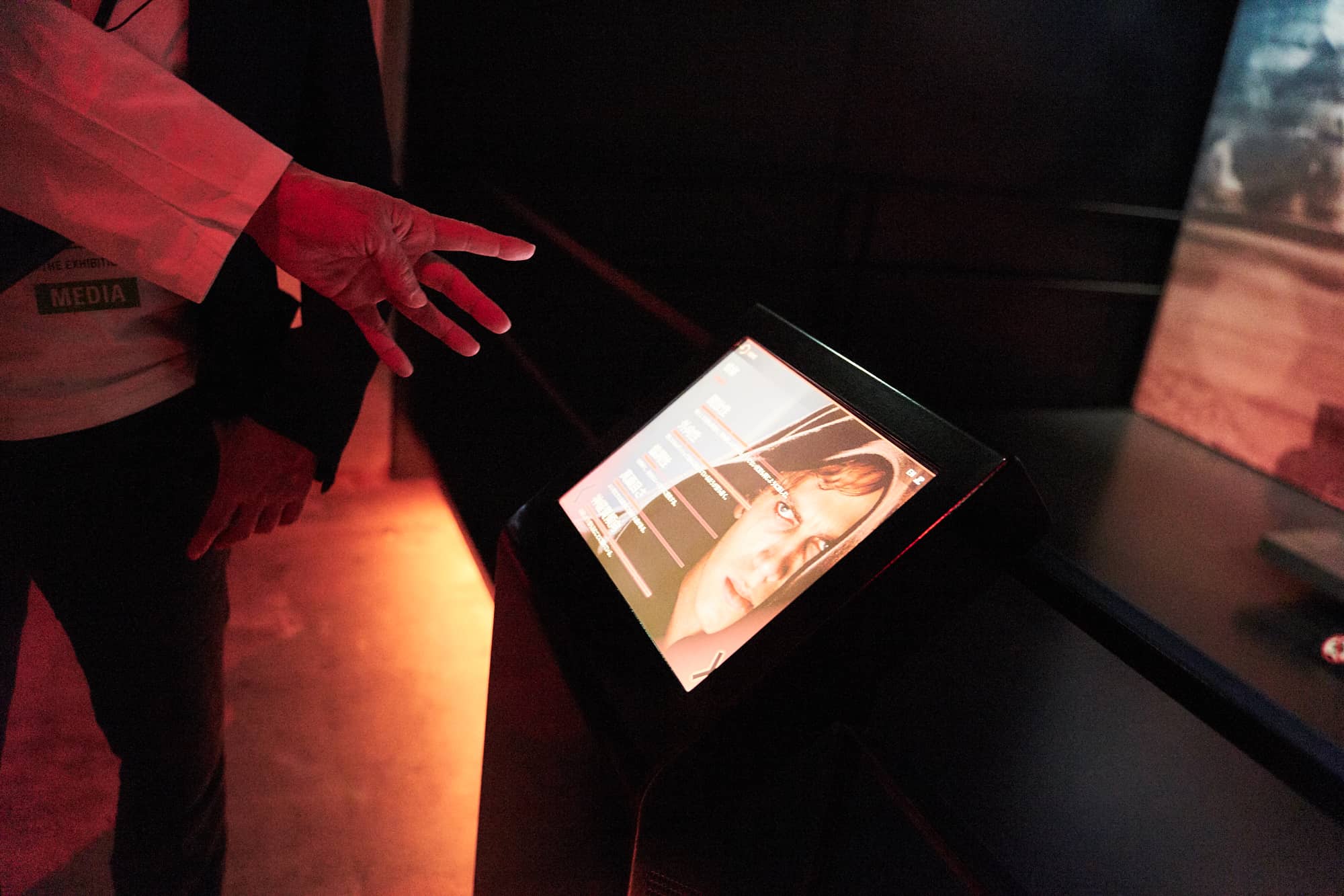 『エピソード1』から『エピソード3／シスの復讐』（2005年）までは、アナキン・スカイウォーカーが少年から大人へ、銀河の自由と正義を守るジェダイの騎士から暗黒卿「ダース・ベイダー」となるまでの出来事とアイデンティティーの変遷を描く