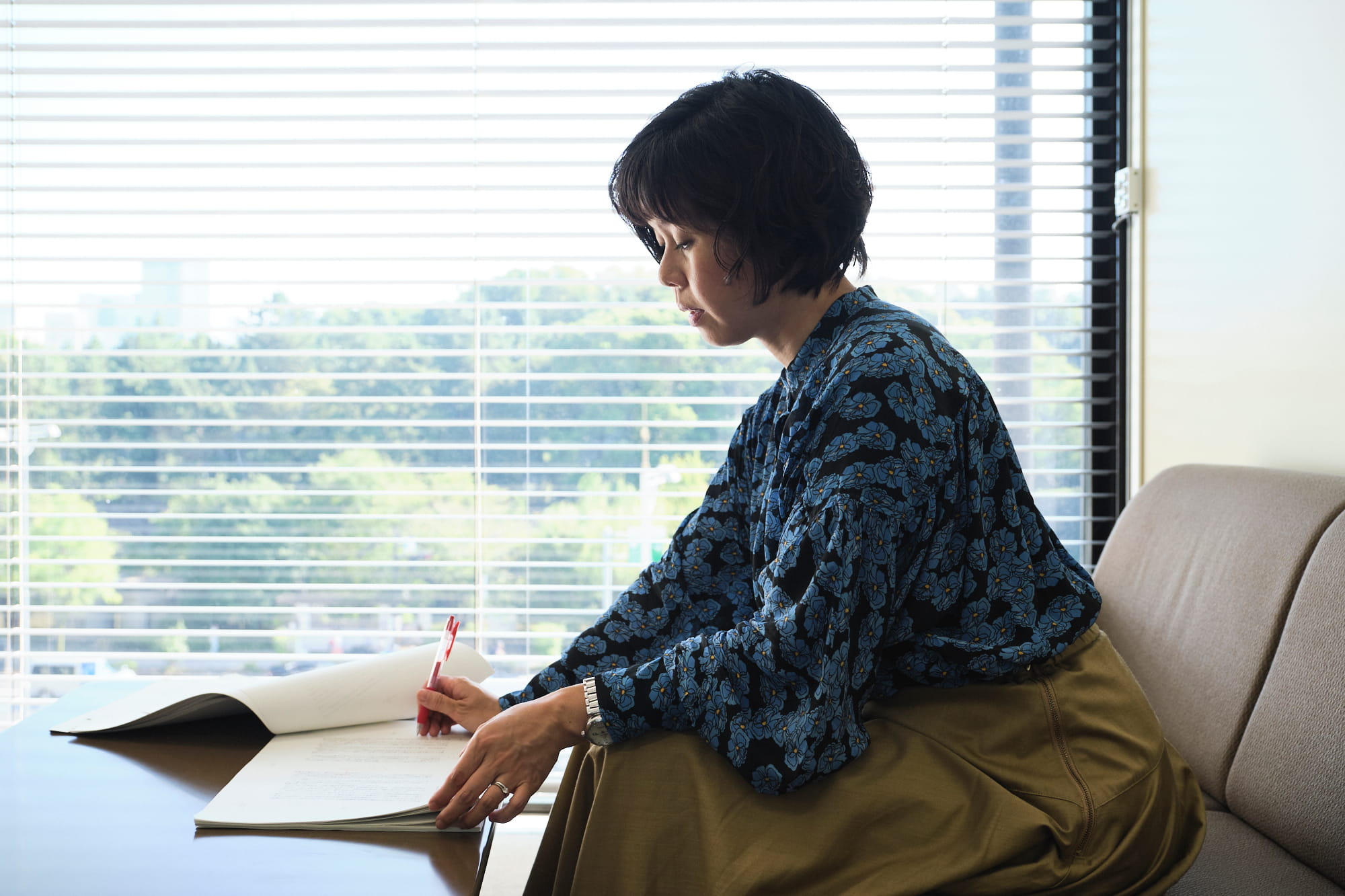 『誰が科学を殺すのか  科学技術立国「崩壊」の衝撃』（毎日新聞「幻の科学技術立国」取材班 著、毎日新聞出版）の原稿をチェックする様子。米国滞在から帰国する飛行機の中で須田さんが企画の原案を構想、毎日新聞科学面で初めてキャップ（取材の取りまとめ担当記者）を務めた1年半の連載を書籍化した。なぜ、日本の科学研究力は失墜したのか……過度の「選択と集中」と、効率を求める政策にメスを入れ、世界の潮流と比較して日本の「失われた30年」を検証した内容。須田さんの「基礎科学を応援したい」という想いがにじむ。「連載の過程では取材班全員でアイデアを出し合い、多角的な取材ができたと思います」（須田さん）