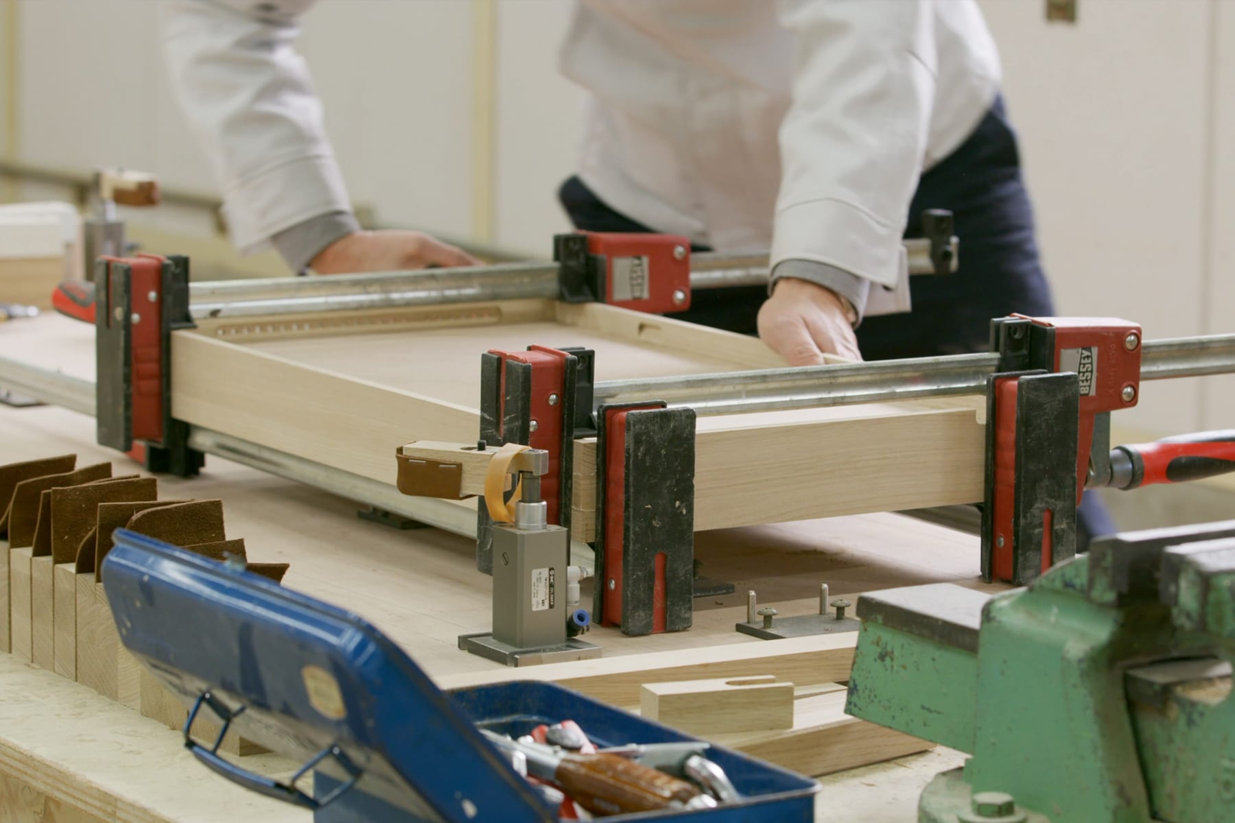 これまでのフレームはプラスチック製だったが「Atmoph Window 2」からはカリモク社が手掛ける木製フレームを採用。インテリア家具としての品質を高めた （画像提供：ATMOPH）