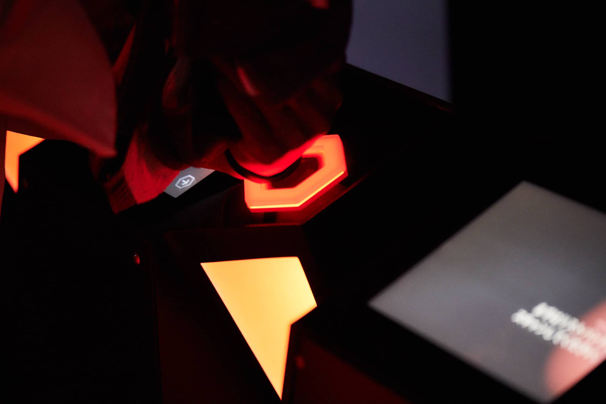 入場時に配布される音声ガイダンス用ヘッドセットと、ID付きリストバンドを身に着ける仕掛け。質問に答えながら10カ所のインタラクティブスペースを巡ることで、自身のアイデンティティーを投影したオリジナルのキャラクターを生み出せる