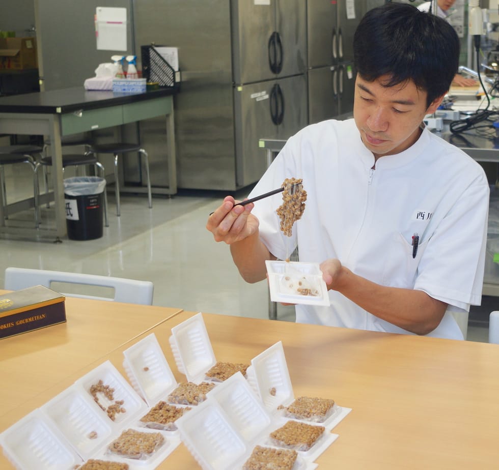 さまざまな種類の納豆菌を用いた納豆を試食し、味・ねばり・においを確認するのも、研究者の重要な仕事のうち。1日に30種類くらいを試食することもあるという