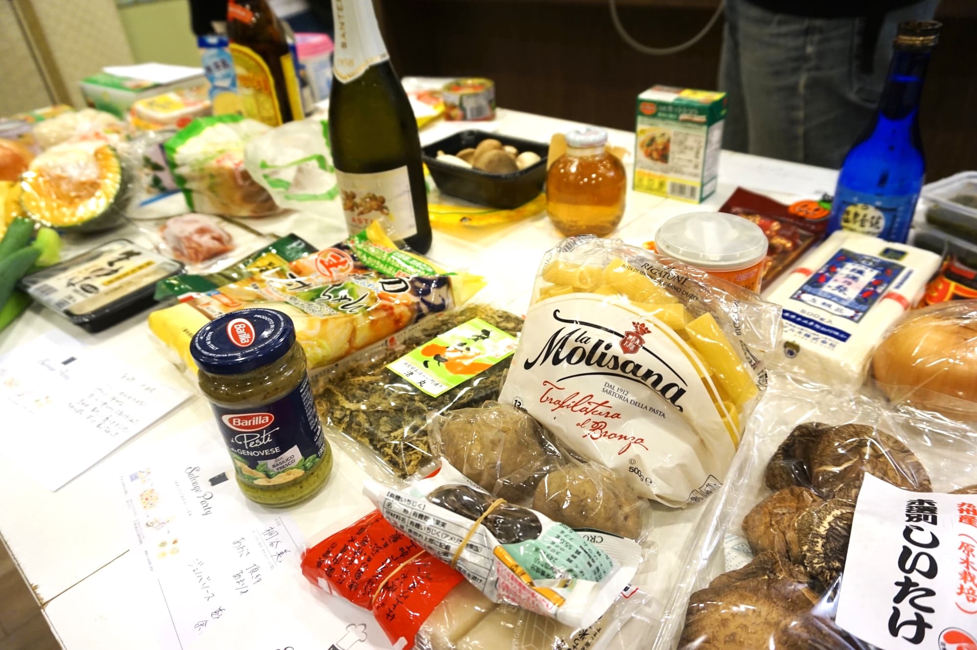 参加者の家庭から寄せられた余りものの食材。季節外れの食材や乾物、輸入食品などが集まることが多いそう （写真提供／一般社団法人フードサルベージ）