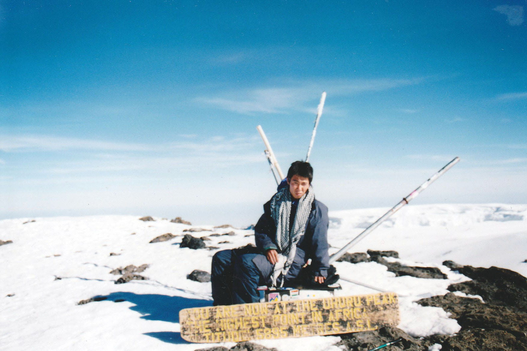 キリマンジャロ登頂での一枚 ©︎丸山貴史