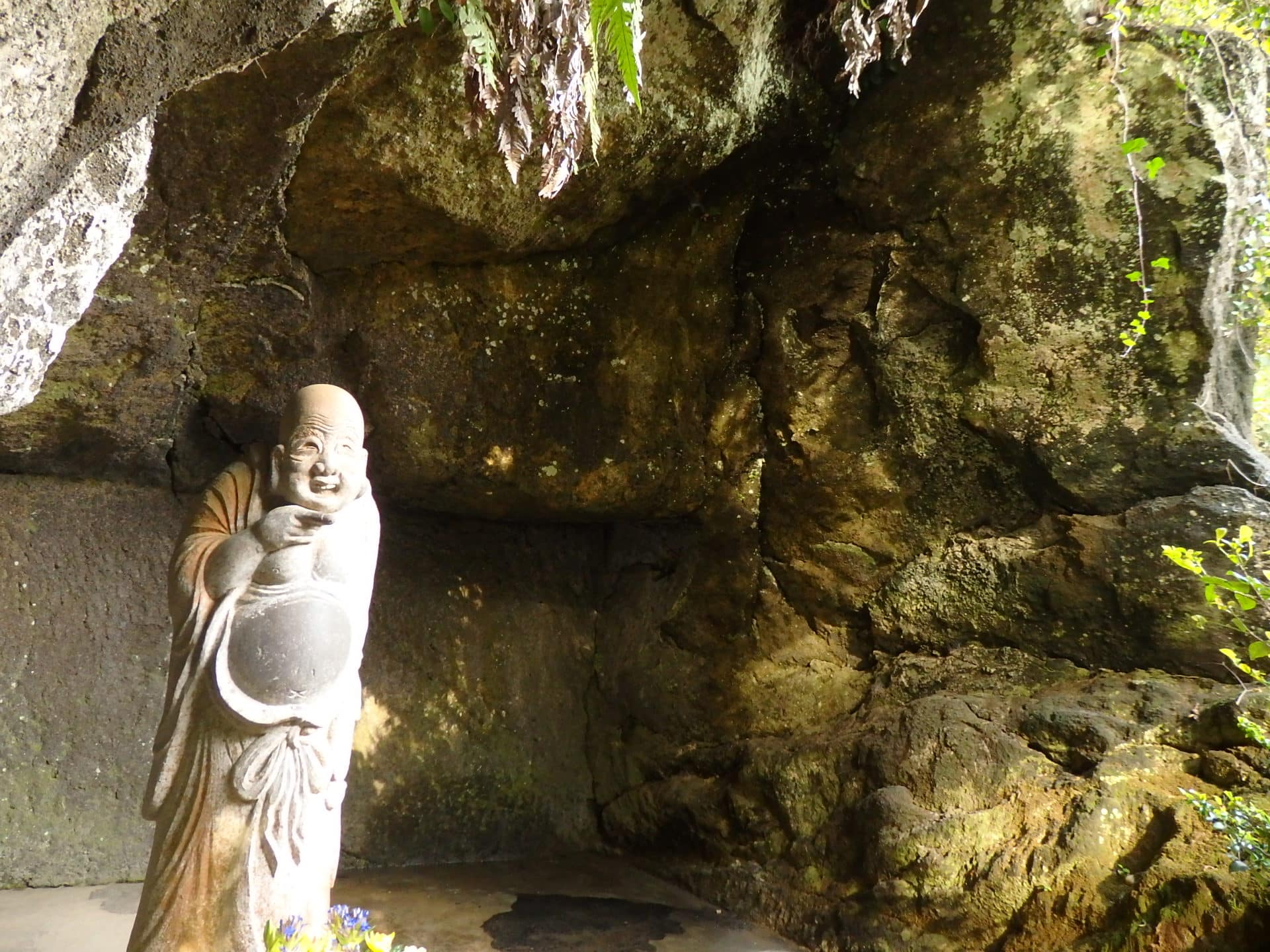 やぐらの中にまつられた布袋尊。お腹をなでて元気をいただきましょう