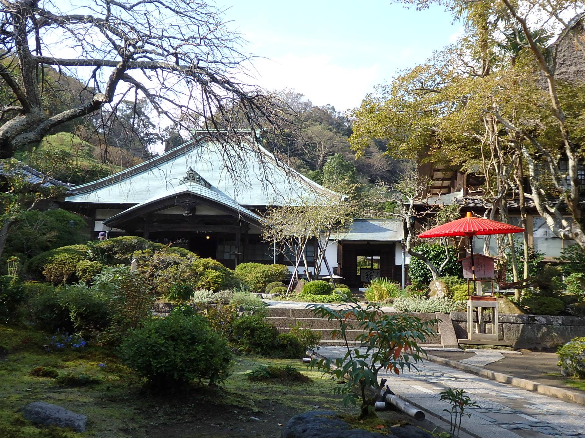 海蔵寺を包むのは、源氏山公園をはじめとする緑の山並み。こんこんと湧く井戸の保水力の源