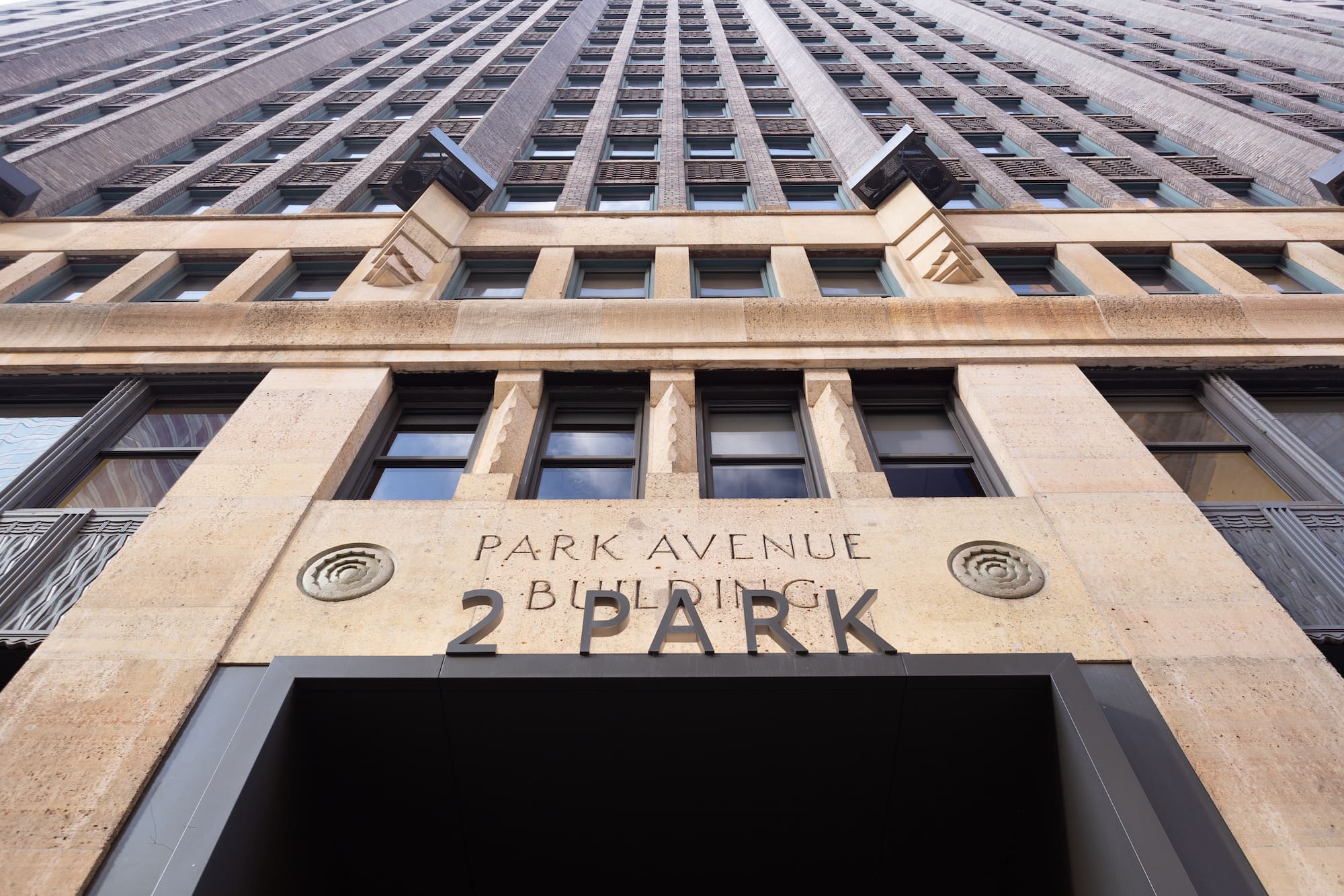 マンハッタンの目抜き通りにあるオフィスビル。1世紀半、数々の変遷を経た後も、創刊の地に近い場所で編集部を構える