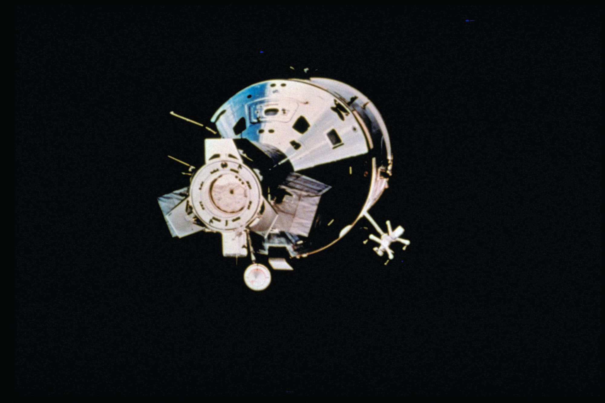 ソユーズから見たアポロ宇宙船（1975年7月撮影） ©︎Gakken/amanaimages