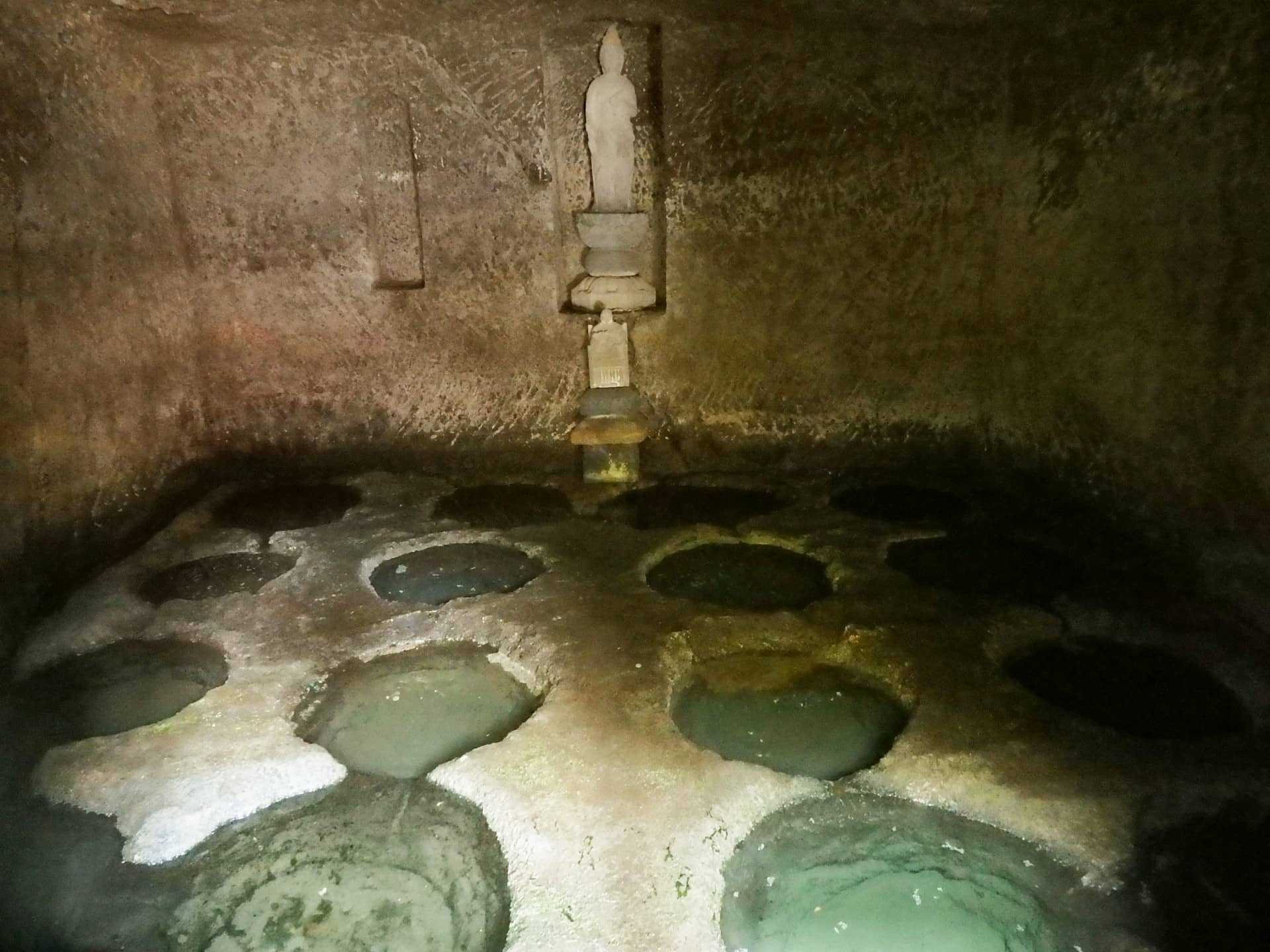 神秘的な水をたたえる十六ノ井。弘法大師 空海がこの水で薬を煎じたところ人々の病気が治り、金剛功徳水と呼ばれ大切にされたそう