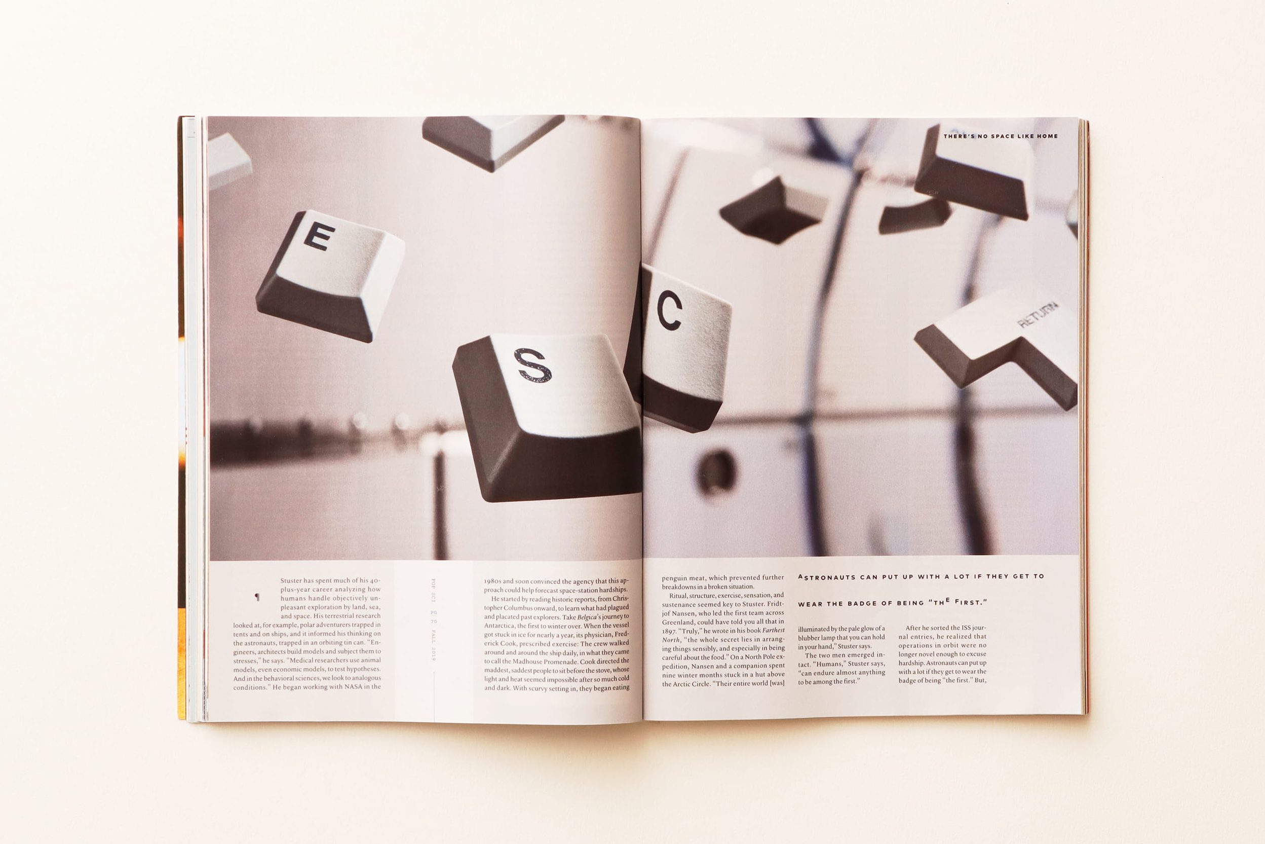 2019年秋号「NASA 宇宙飛行士の秘密日記」より。写真と文字組みで無重力感を表現 （複写撮影：NATURE &amp; SCIENCE）