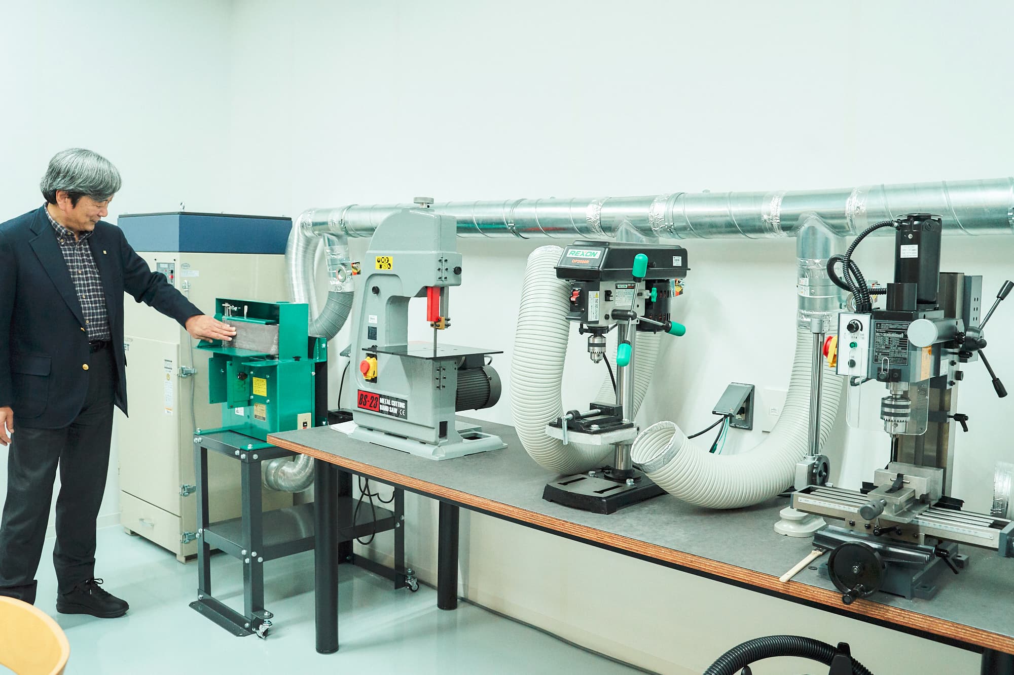 みなとみらいリサーチセンター1Fの「クリエイティブファブ」を案内してくれた吉田さん。「これらの設備や空間を社外の方たちと一緒に使えるよう、オープンイノベーションに向け、間もなく準備を始めます」とのこと。3Dプリンターやレーザーカッターを始め、手を動かしてモデルを制作する環境が揃っていました