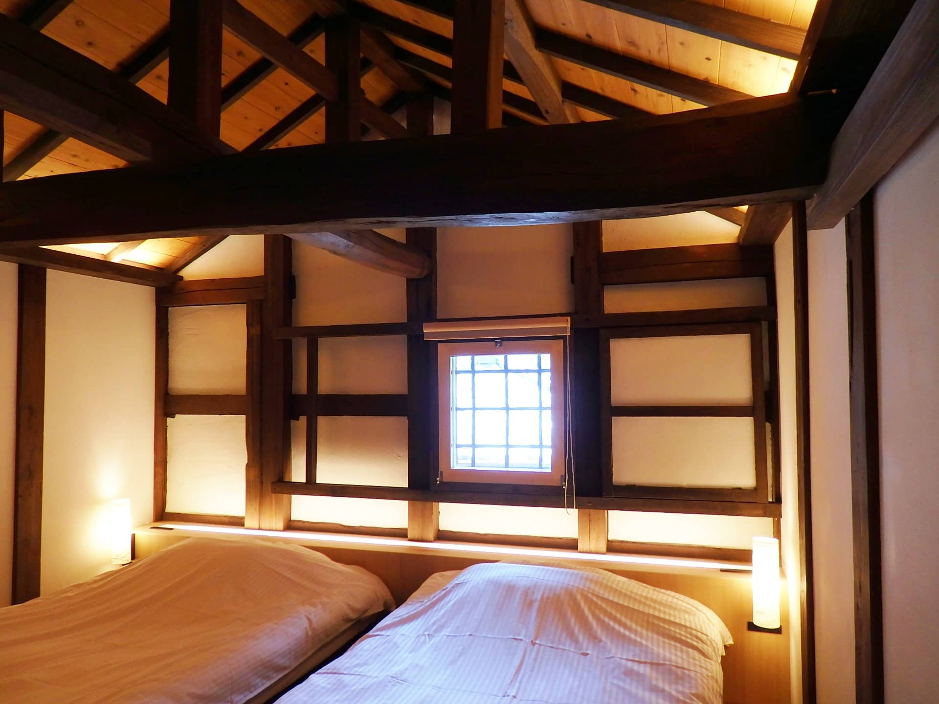 メゾネットスイートが2室。立派な梁（はり）が印象的なベッドルーム