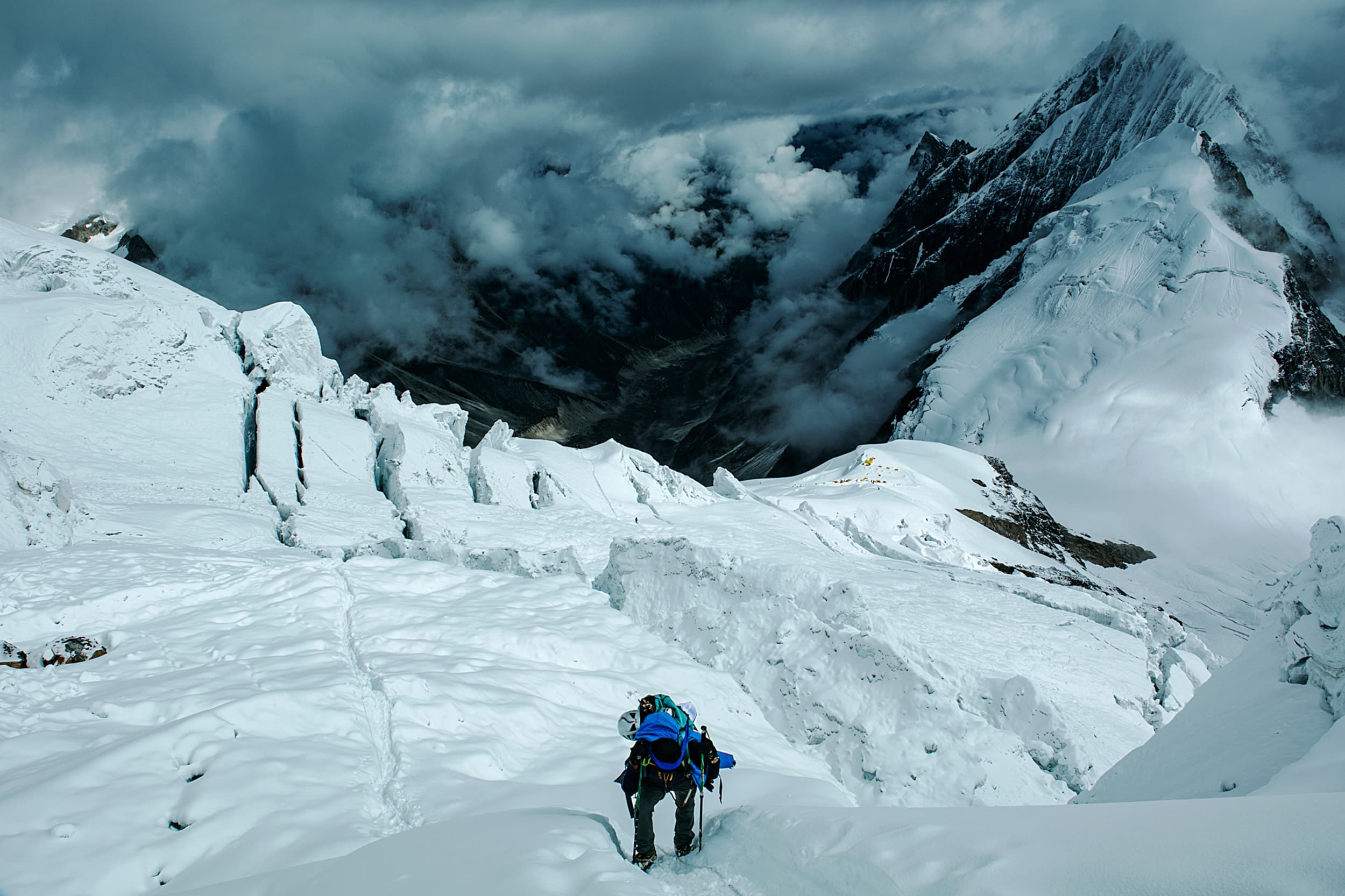 はるか下方に見えるキャンプ。マナスルはベースキャンプと頂上までの間に、4つのキャンプがある