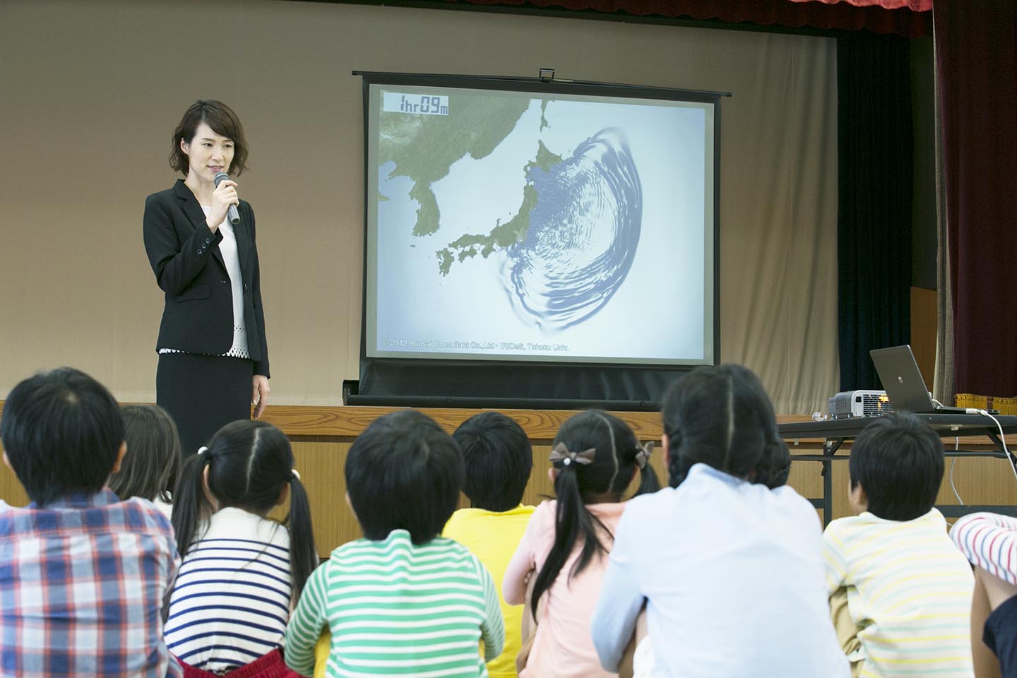 防災・減災の基本知識を学ぶ講義。災害のメカニズムや災害のときに取る行動などを30分ほどで学ぶ （写真提供：シヤチハタ株式会社）