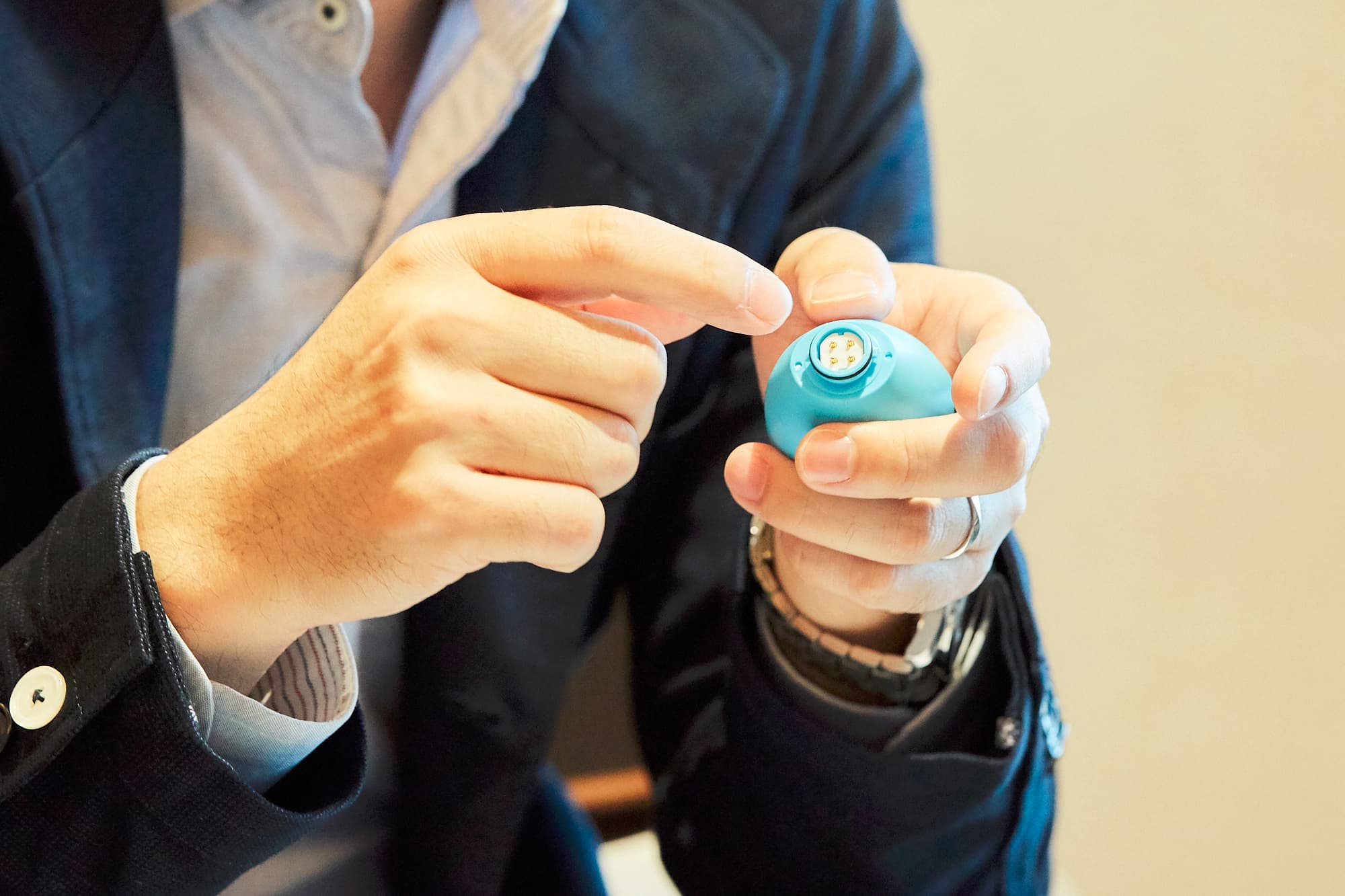 単5電池2本で駆動。持ち手接合部には電極が4つあり、2つから圧電セラミック素子を振動させる電気信号が出て、残り2つにはエラーを検出する抵抗体が入る。ブラシが外れると電気信号は出ない。ただし、もともと危険な電圧は使っていない。防水機能は生活防水レベル