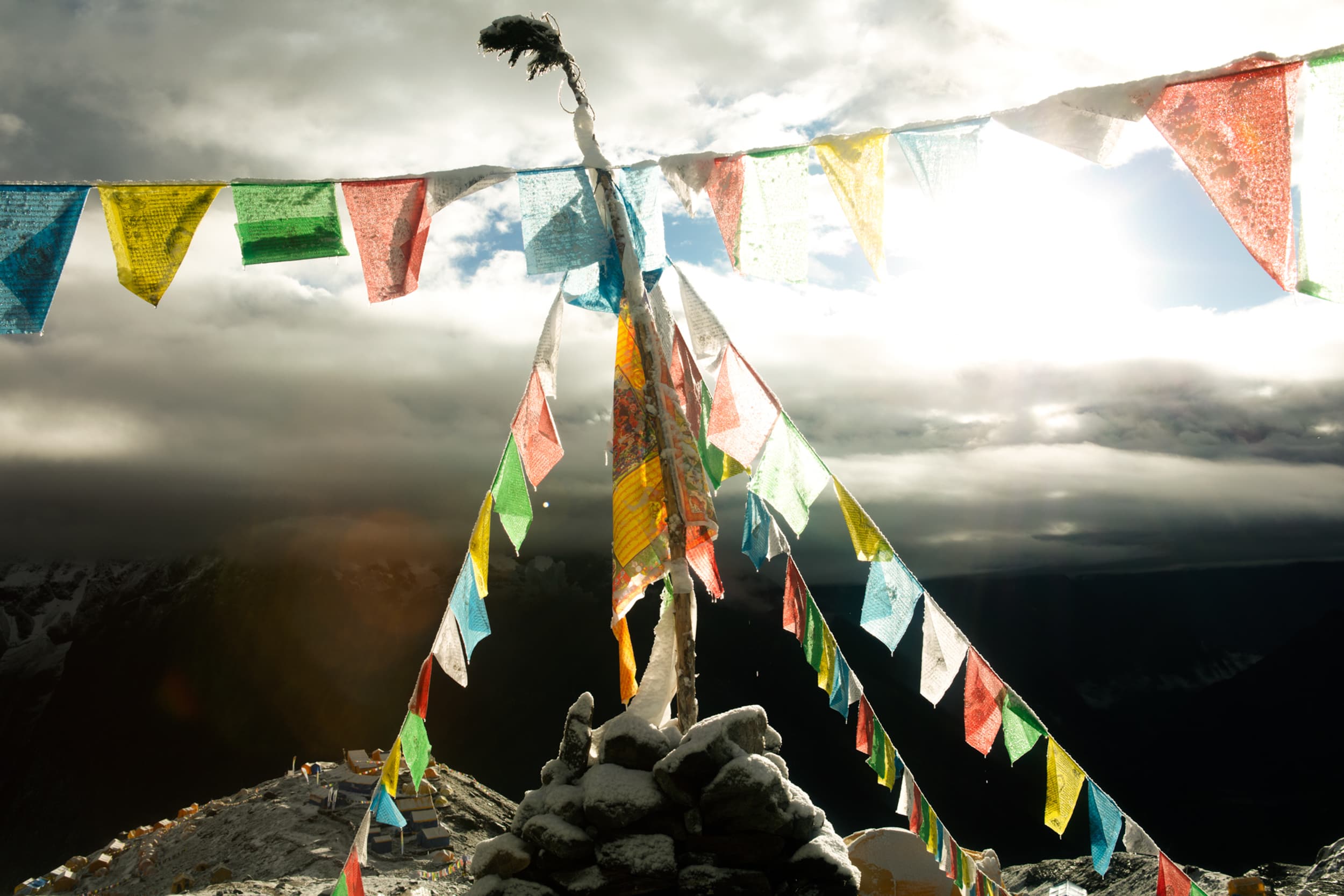 テントの前に石積みの祭壇を設け、祈祷旗を張る