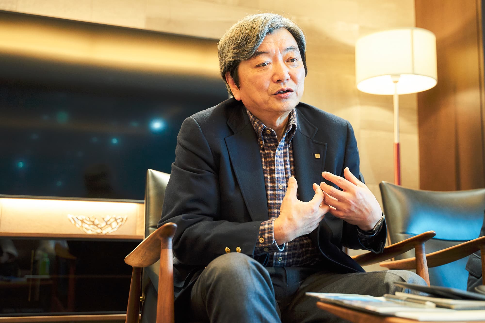 吉田 真（よしだ・まこと）／京セラ 研究開発本部 メディカル開発センター所長。セラミック材料の開発に携わったのち、現場を離れマネジメントの立場に。技術者の先輩として稲垣さんを見守る