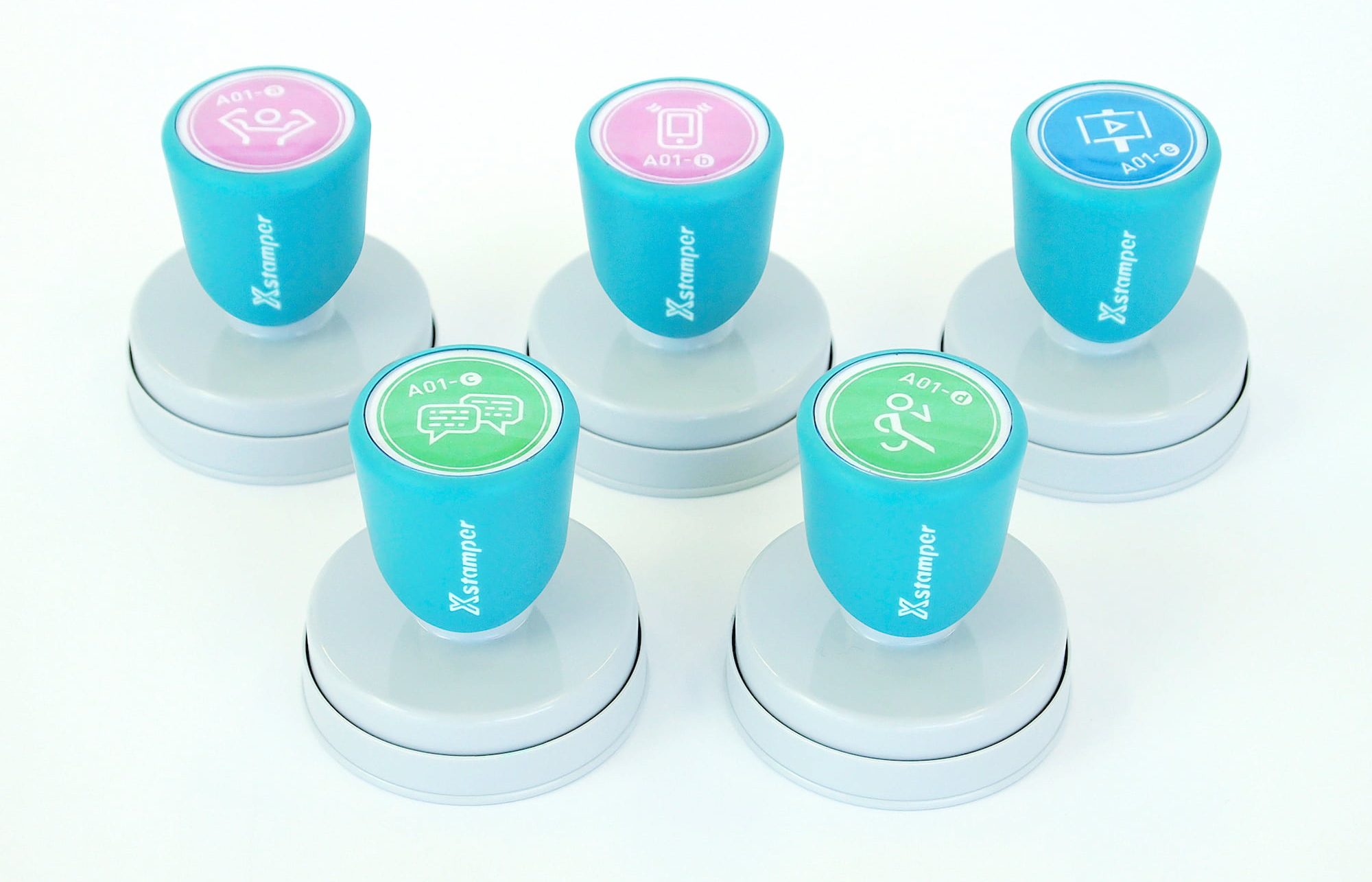 スタンプは30種1セット（チェックポイント6カ所に各5種類）。例えば、これらは「まいにち運動し、すぐ逃げられる体力をつけておく。」「ケータイやスマートフォンで災害時の最新情報を集められるようにしておく。」「逃げるときは、近くの人に声をかけて一緒に逃げる。」「すぐに逃げられるように近所の人たちと何度も避難訓練を行う。」「だれでも避難所まで逃げられるように案内図や看板を作っておく。」という内容。赤は「自立タイプ（自助）」、緑は「共力タイプ（共助）」、青は「支援タイプ（公助）」と、自分の“属性”も判断できる （写真提供：シヤチハタ株式会社）