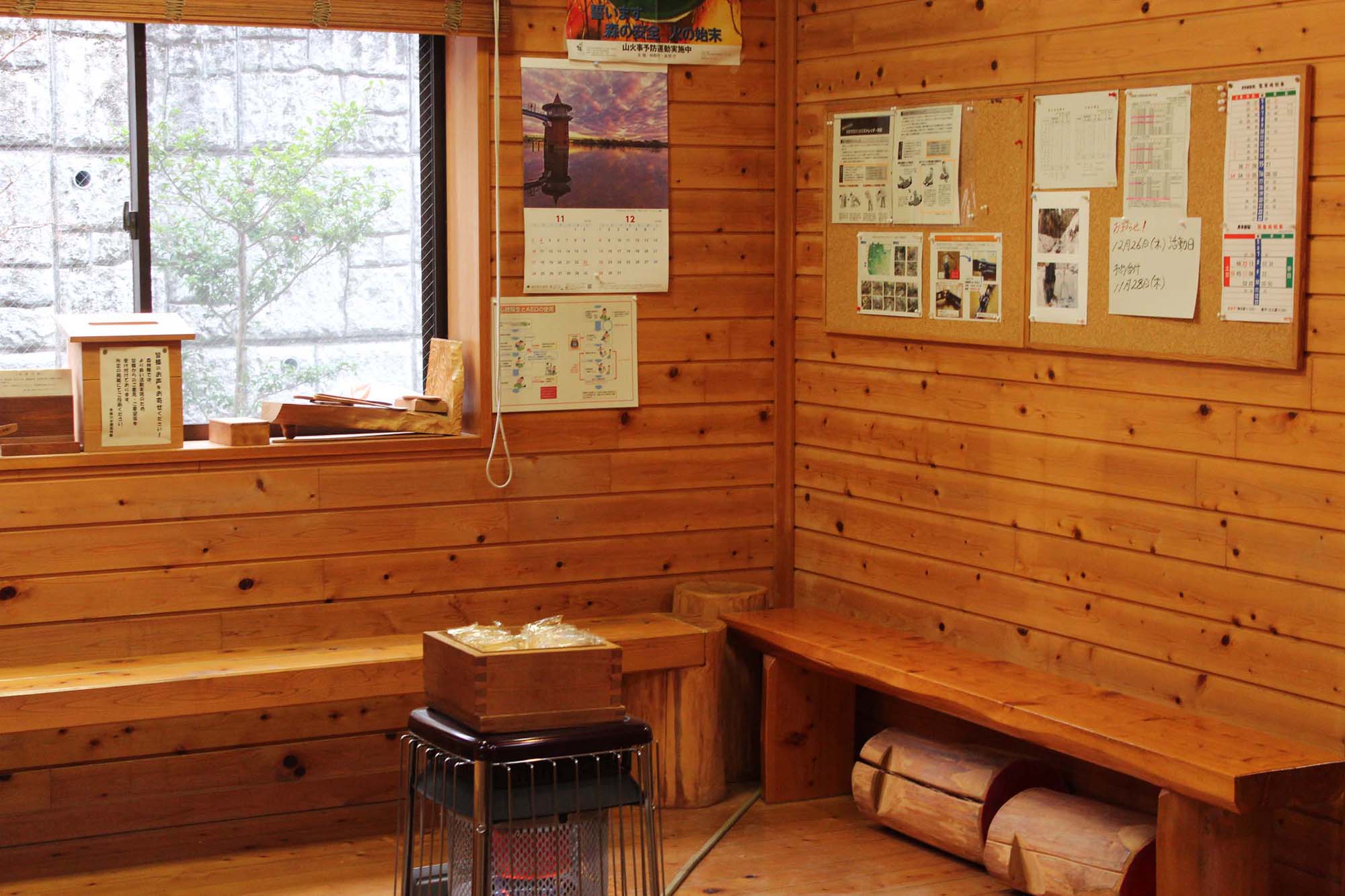 事務所内休憩スペース。水源林の木材がふんだんに使われていて居心地が良い