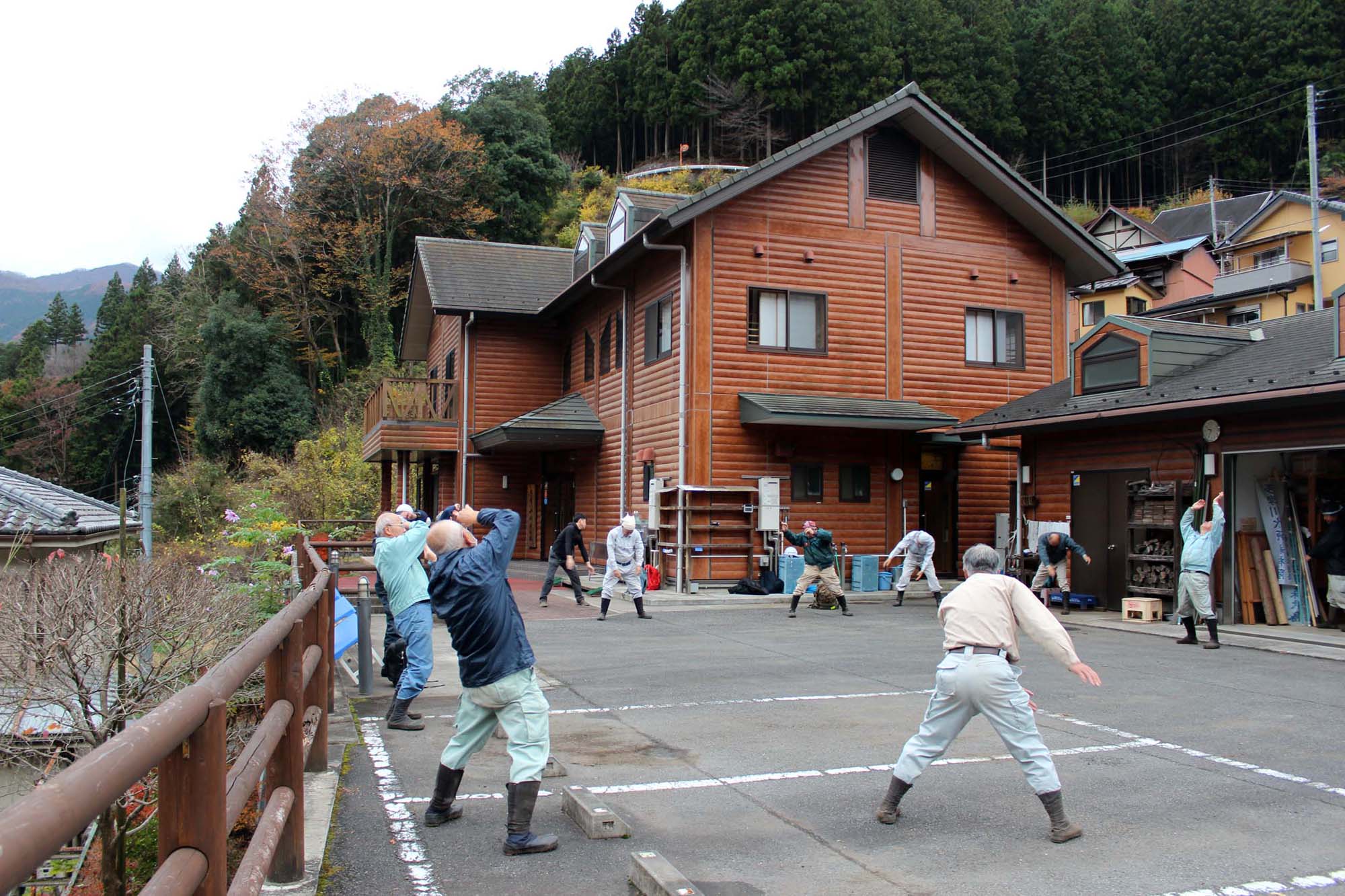 この日の参加者の多くは定年退職された男性たち。日によっては学生や女性の会社員が参加することもあり、参加層は幅広い